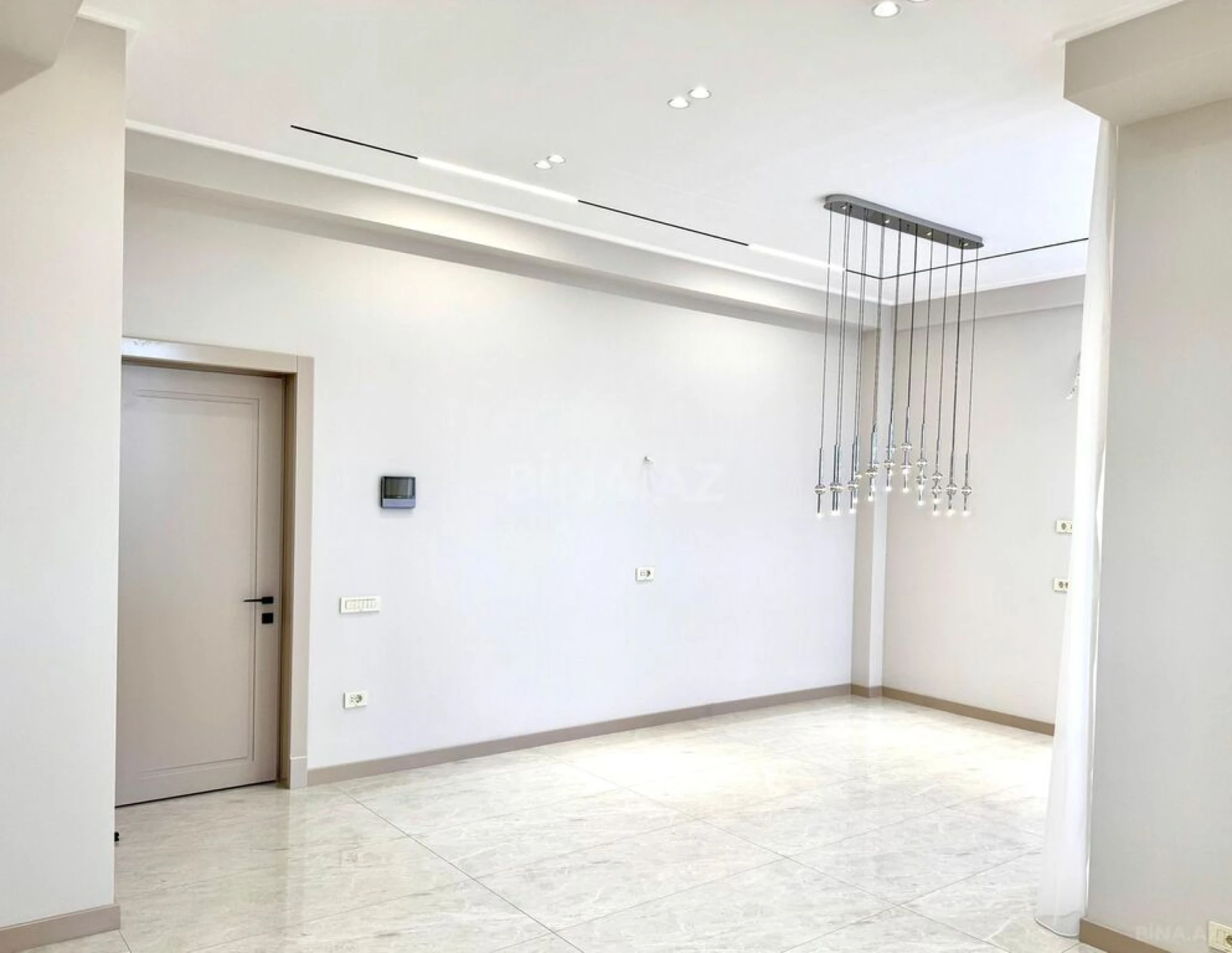 Satılır 4 otaqlı mənzil 216 m²