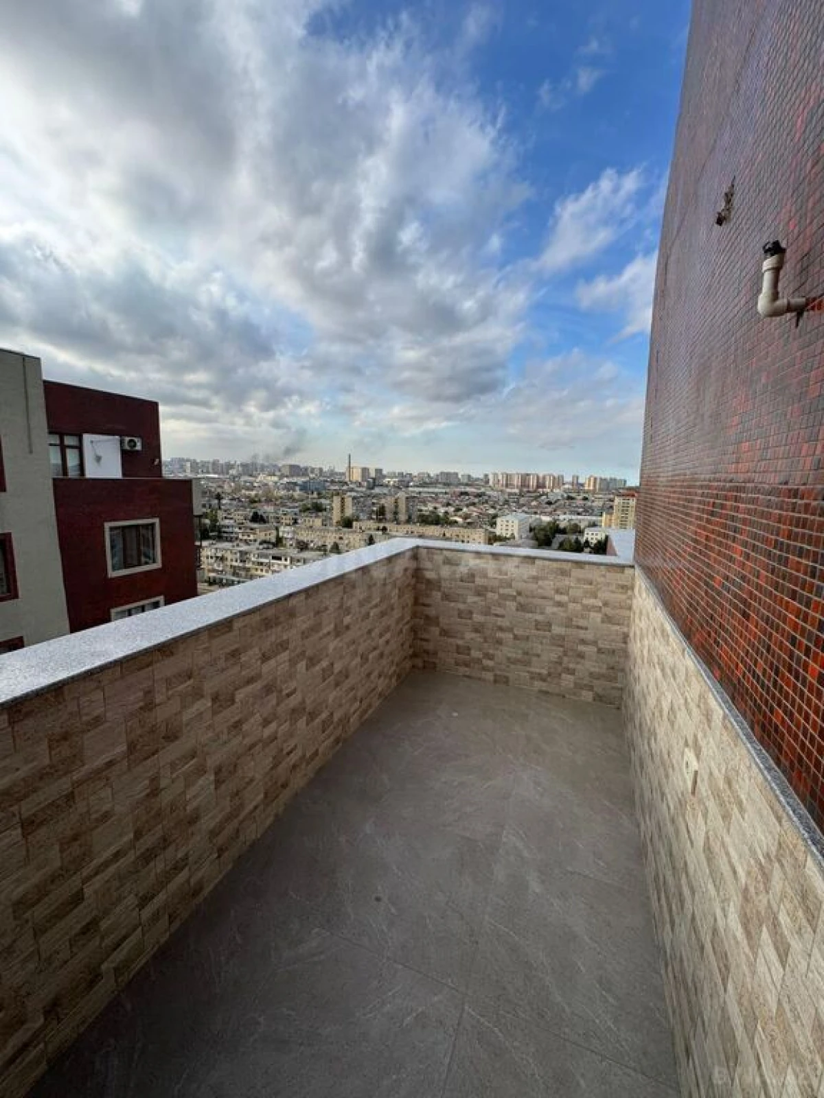 Satılır 4 otaqlı mənzil 216 m²