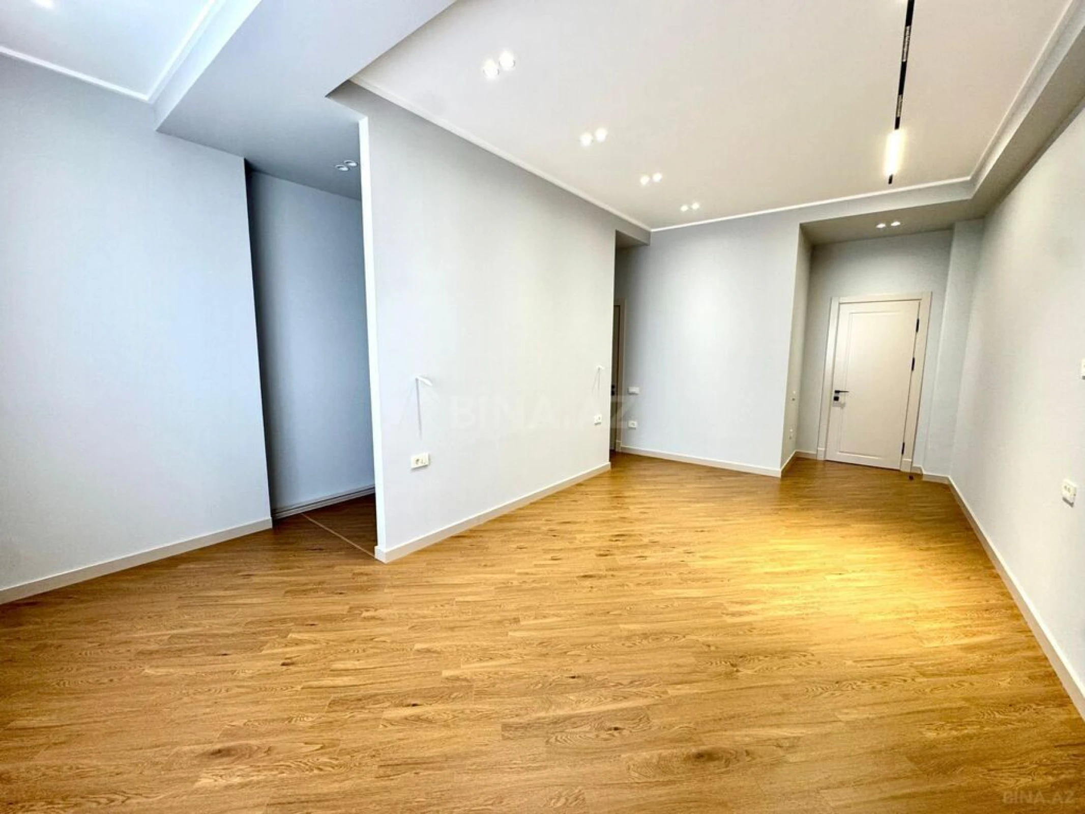 Satılır 4 otaqlı mənzil 216 m²