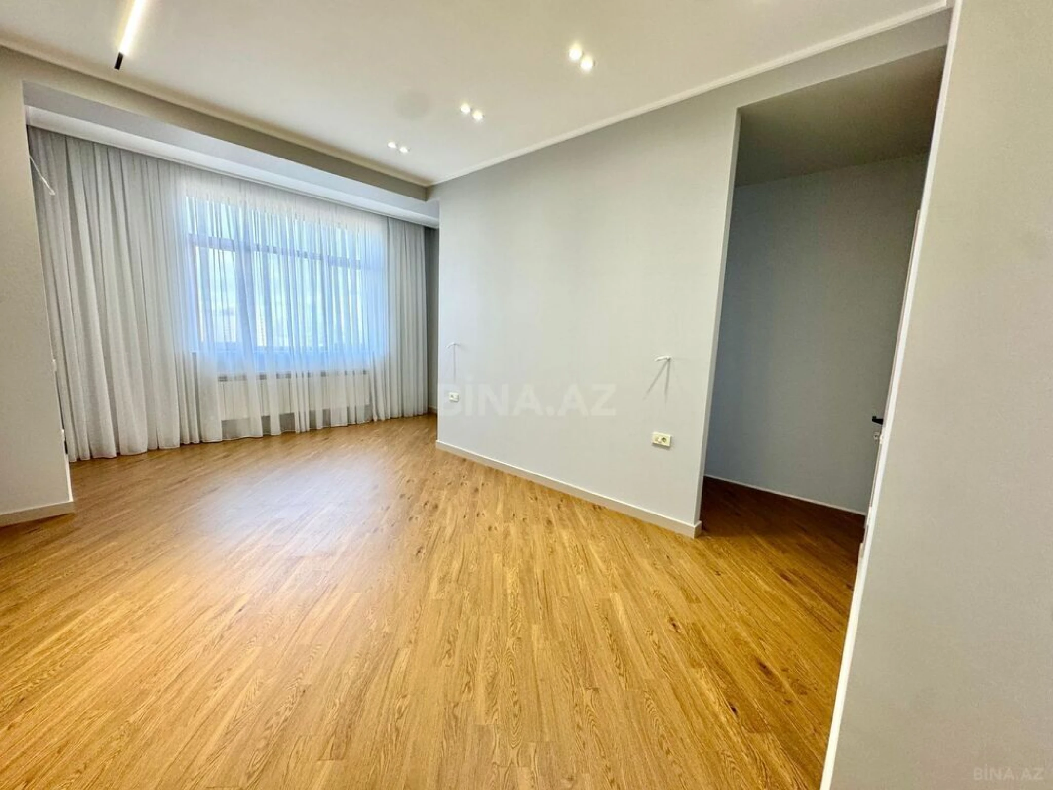 Satılır 4 otaqlı mənzil 216 m²
