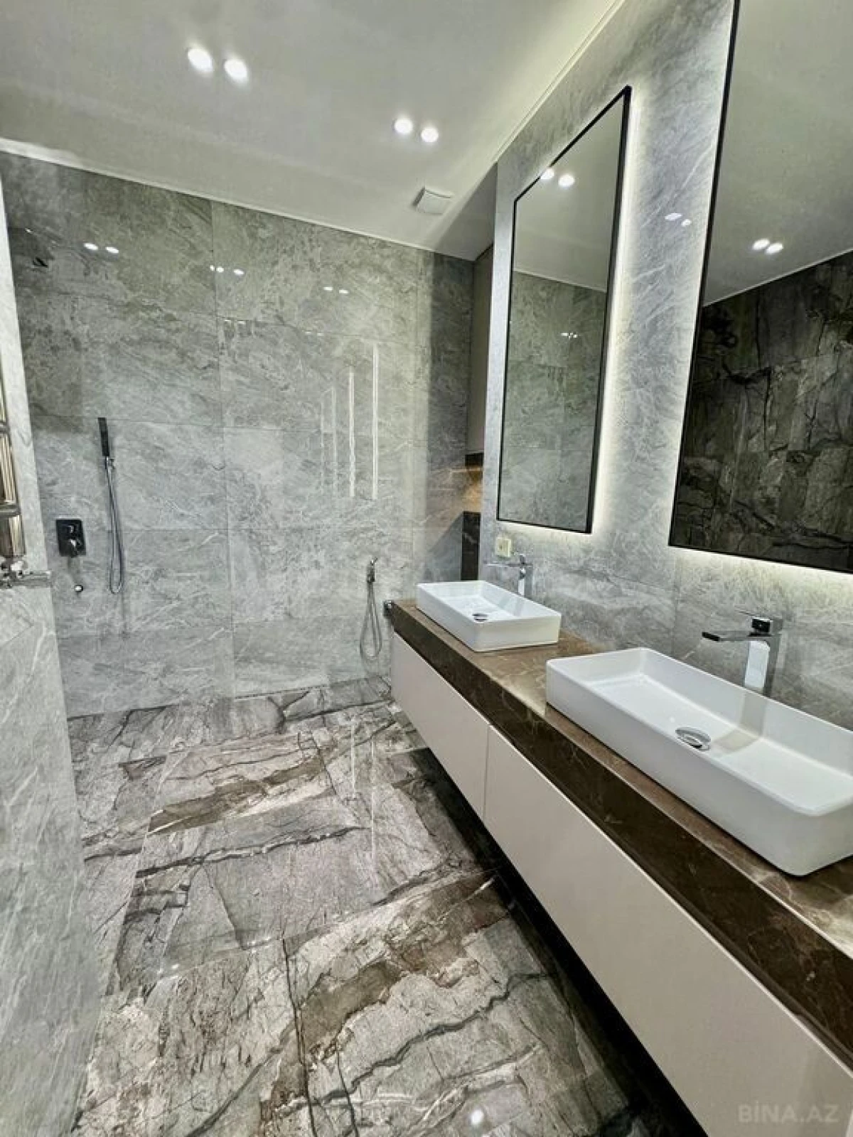 Satılır 4 otaqlı mənzil 216 m²