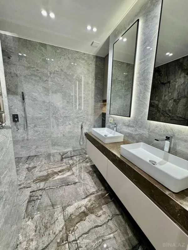 Satılır 4 otaqlı mənzil 216 m²