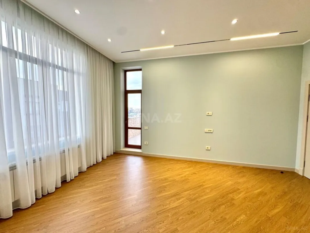 Satılır 4 otaqlı mənzil 216 m²