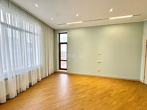 Satılır 4 otaqlı mənzil 216 m²