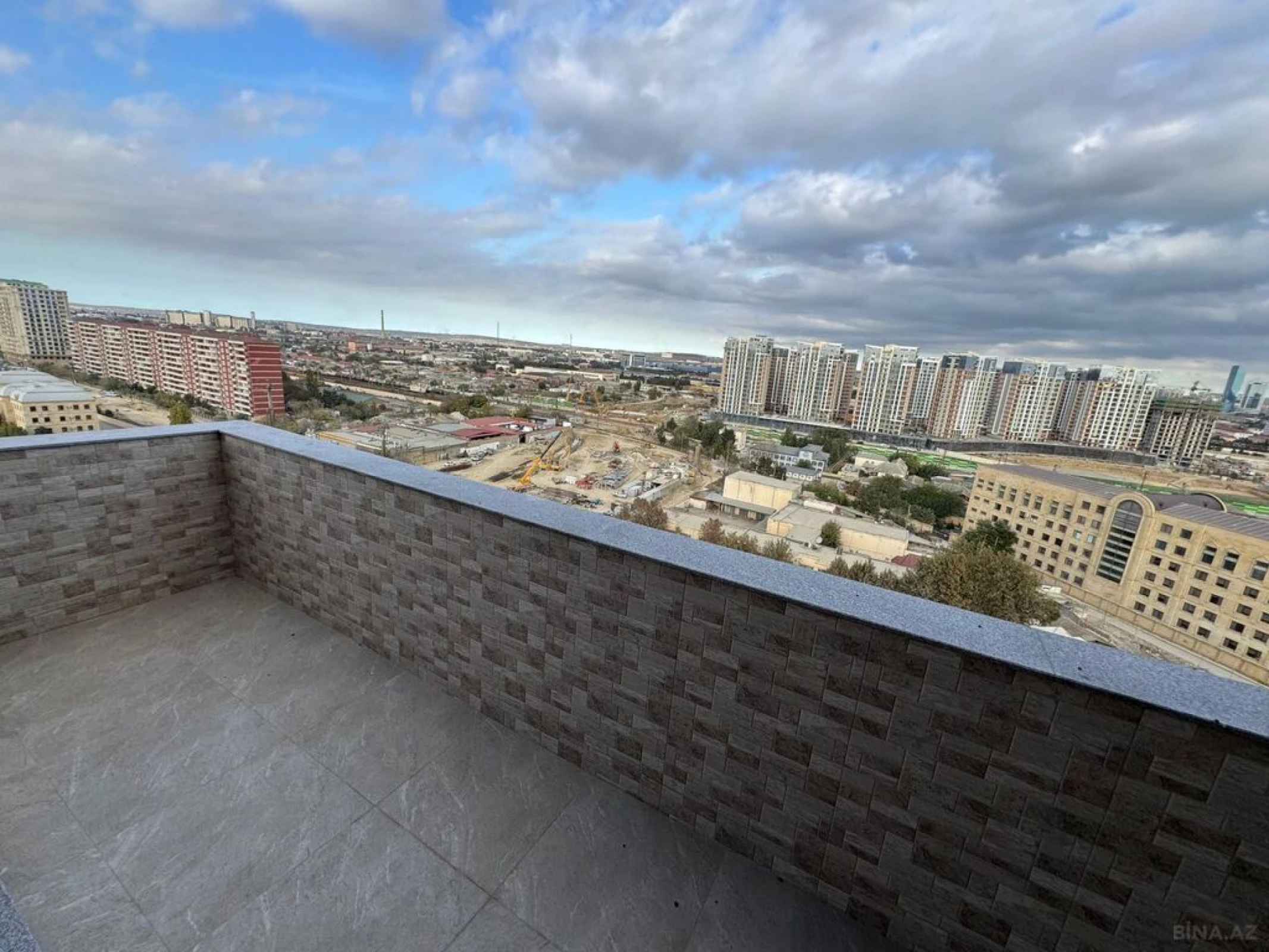Satılır 4 otaqlı mənzil 216 m²