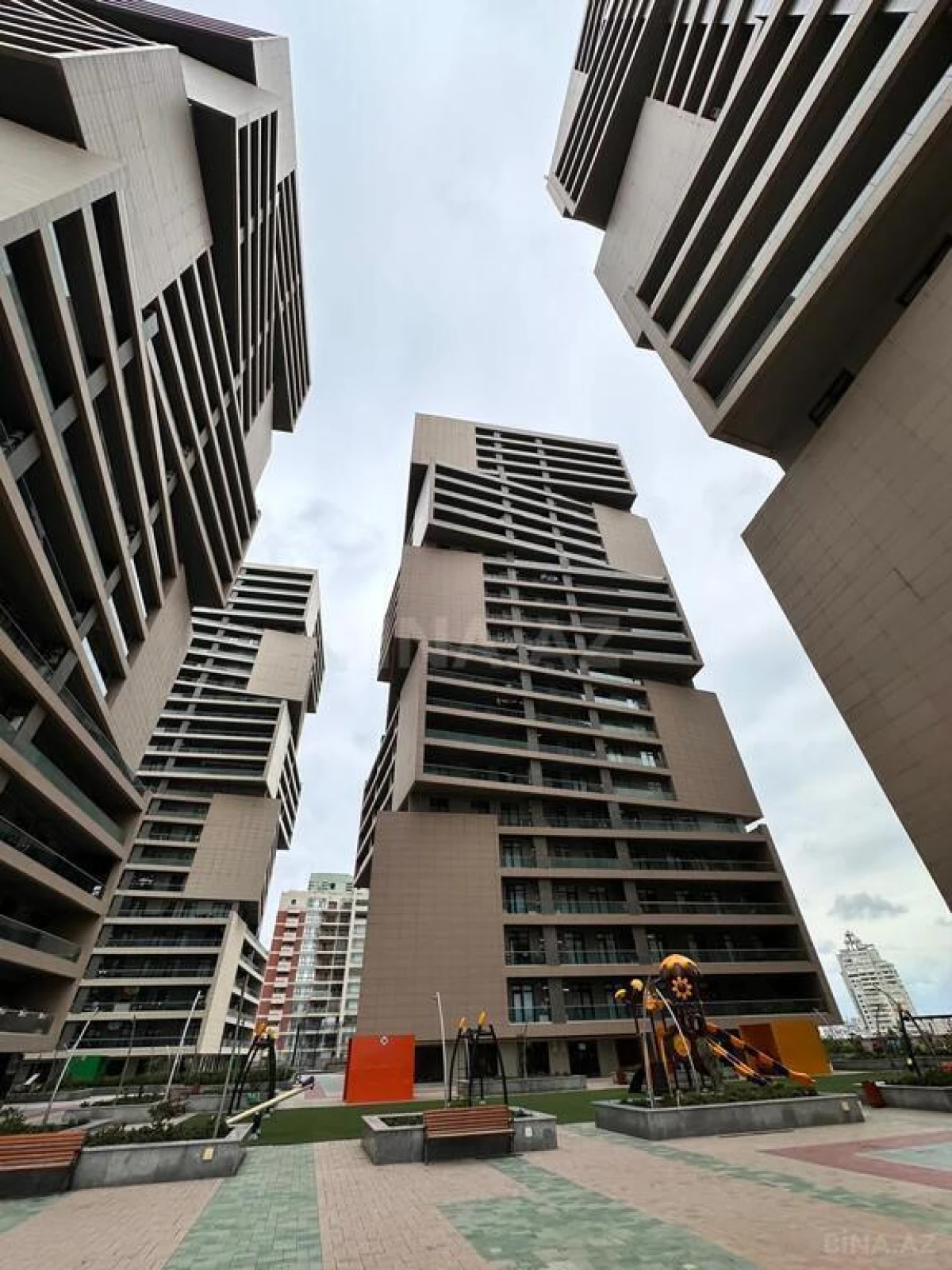 Satılır 4 otaqlı mənzil 180 m²