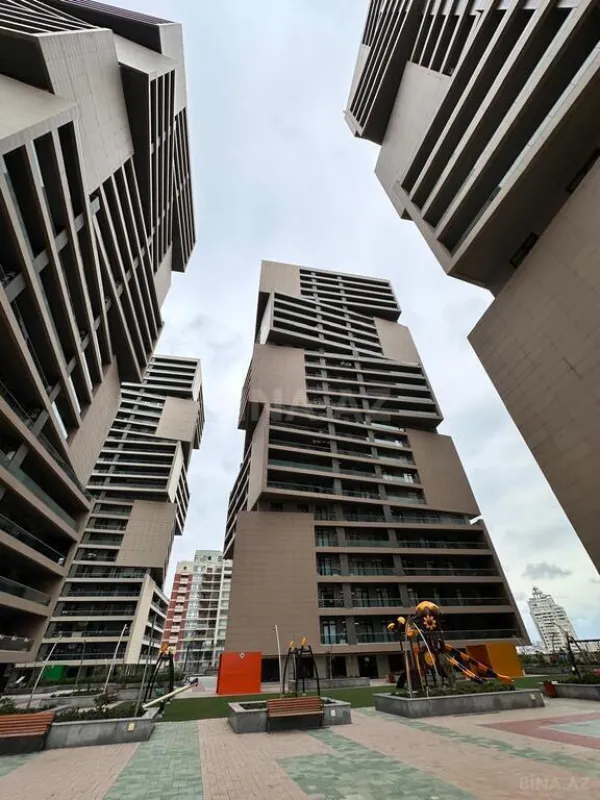 Satılır 4 otaqlı mənzil 180 m²