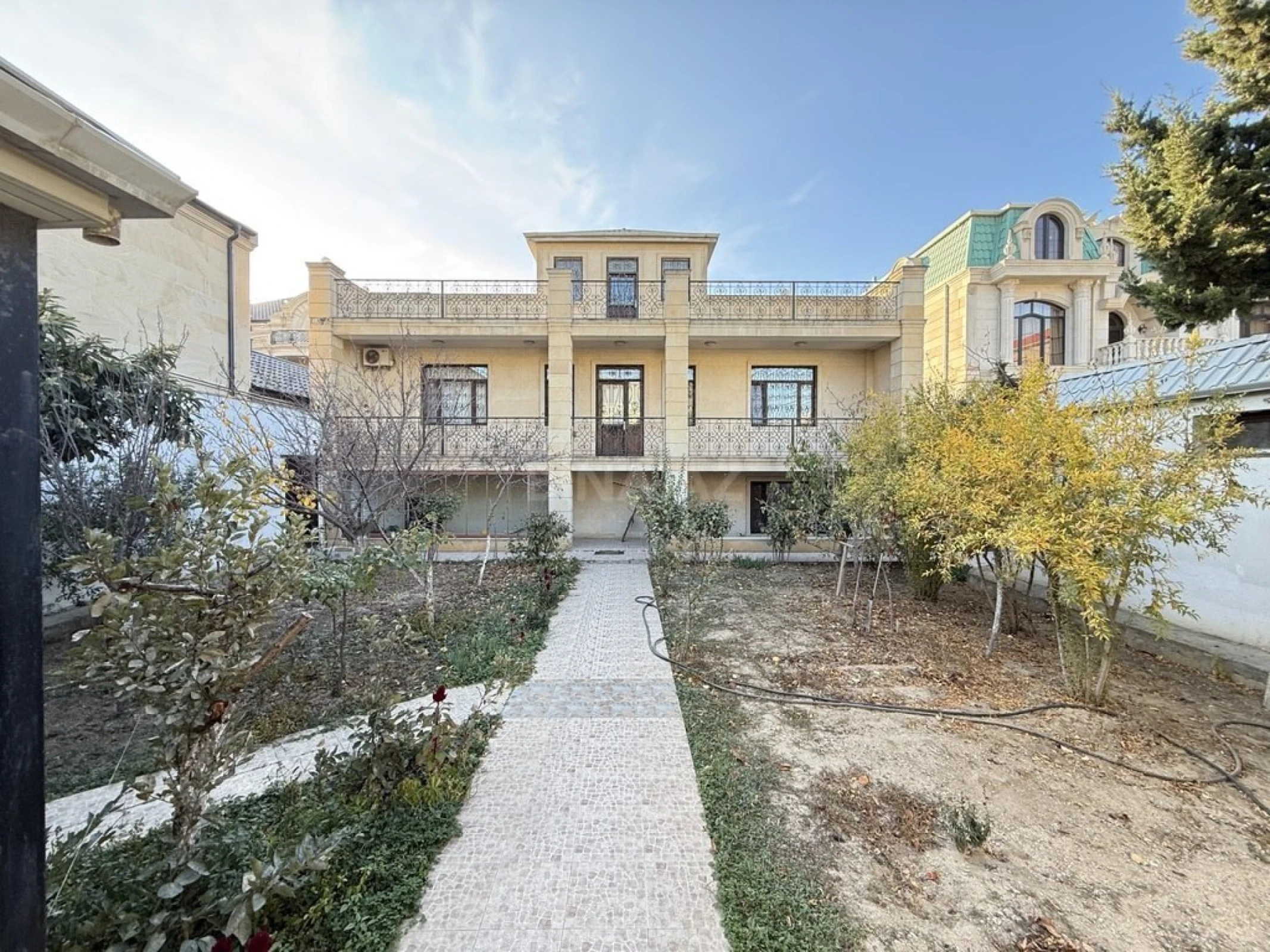 Satılır 6 otaqlı həyət evi 400 m²