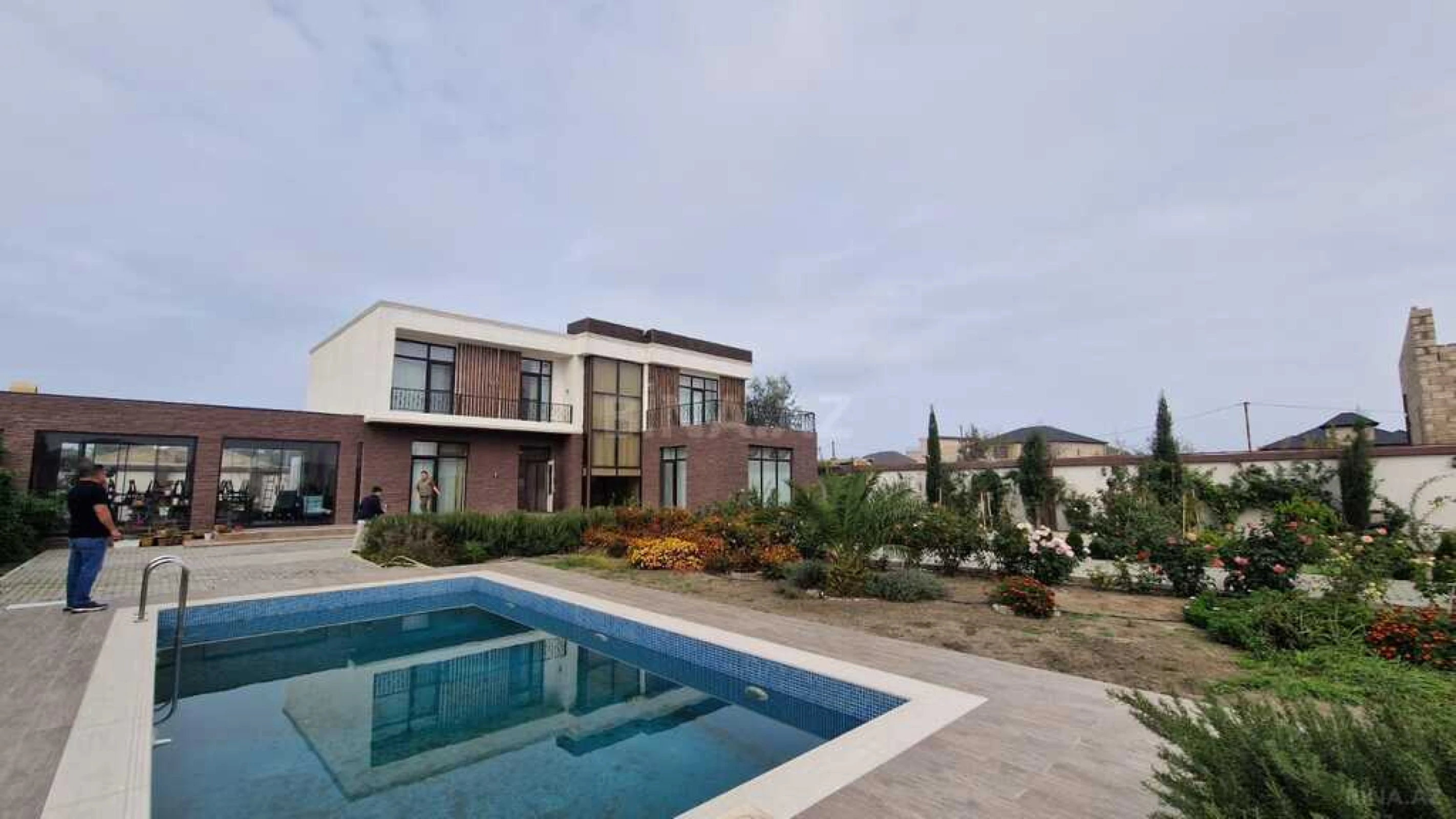 Satılır 6 otaqlı həyət evi 360 m²