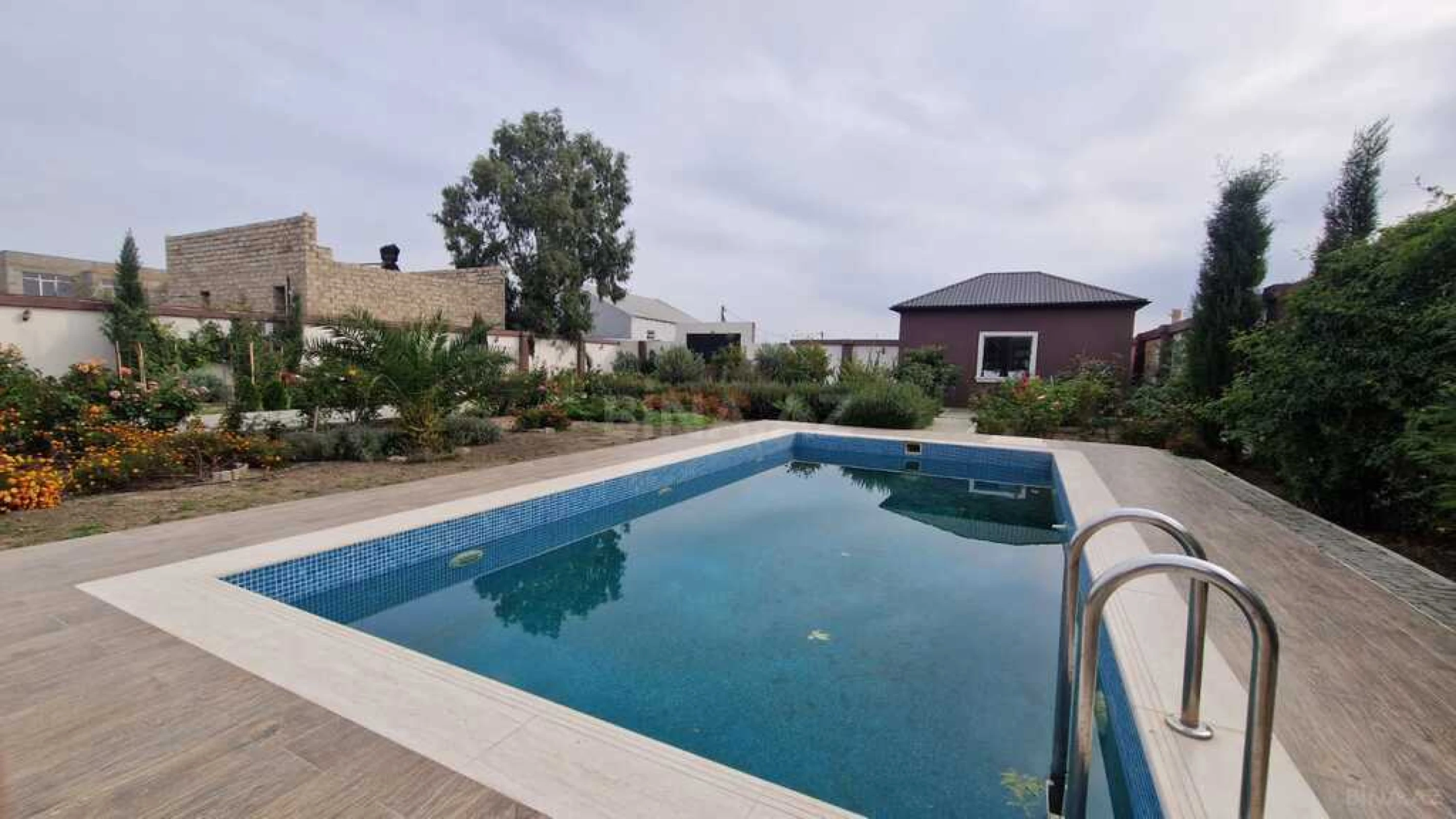 Satılır 6 otaqlı həyət evi 360 m²