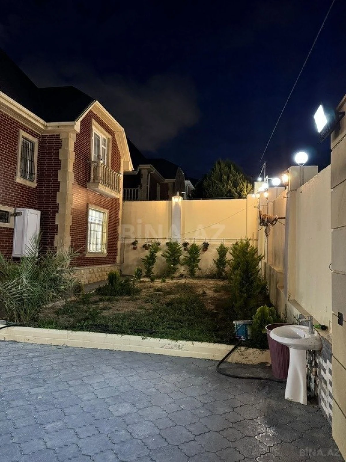 Satılır 4 otaqlı həyət evi 400 m²
