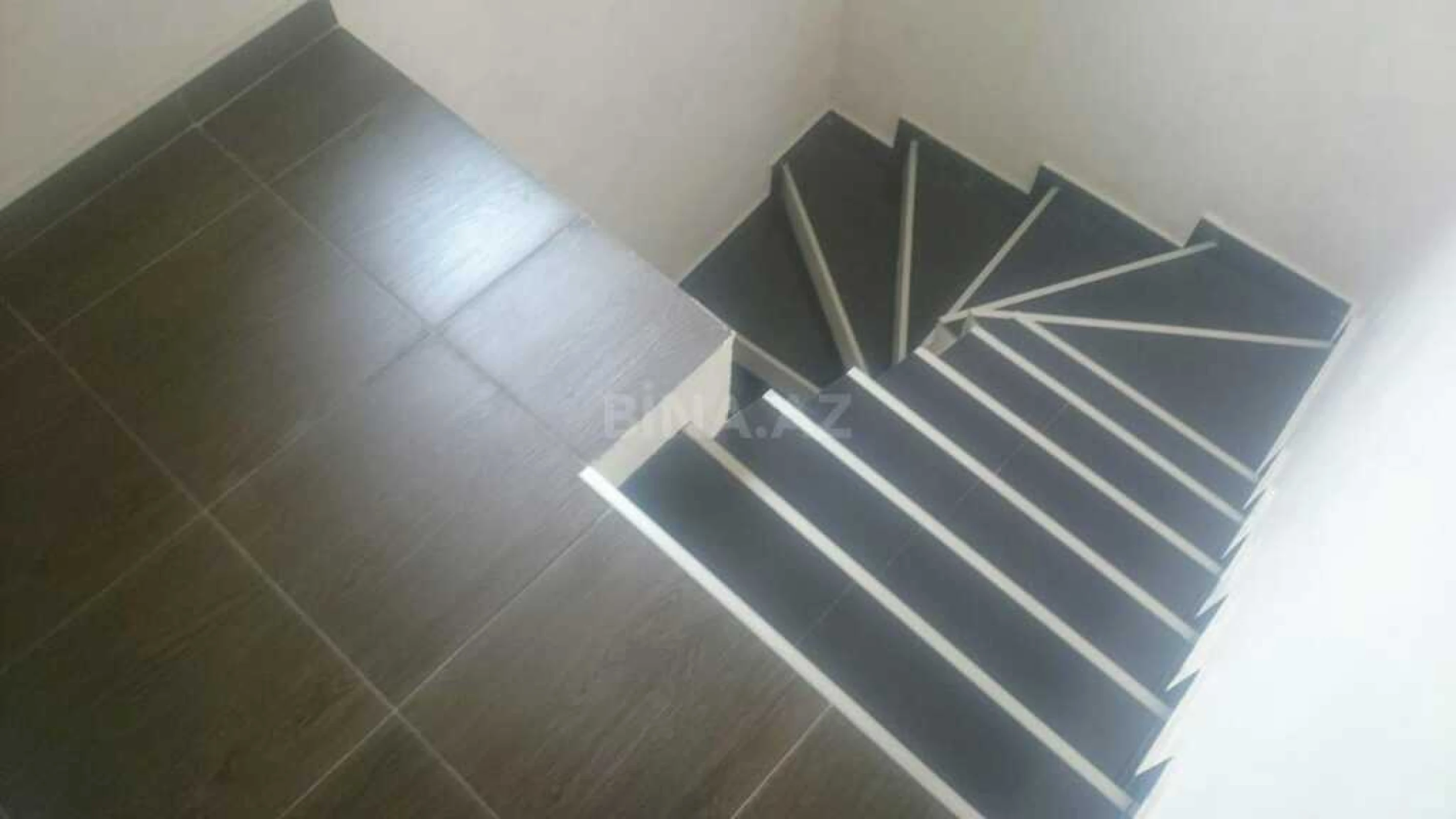 Satılır 9 otaqlı həyət evi 250 m²