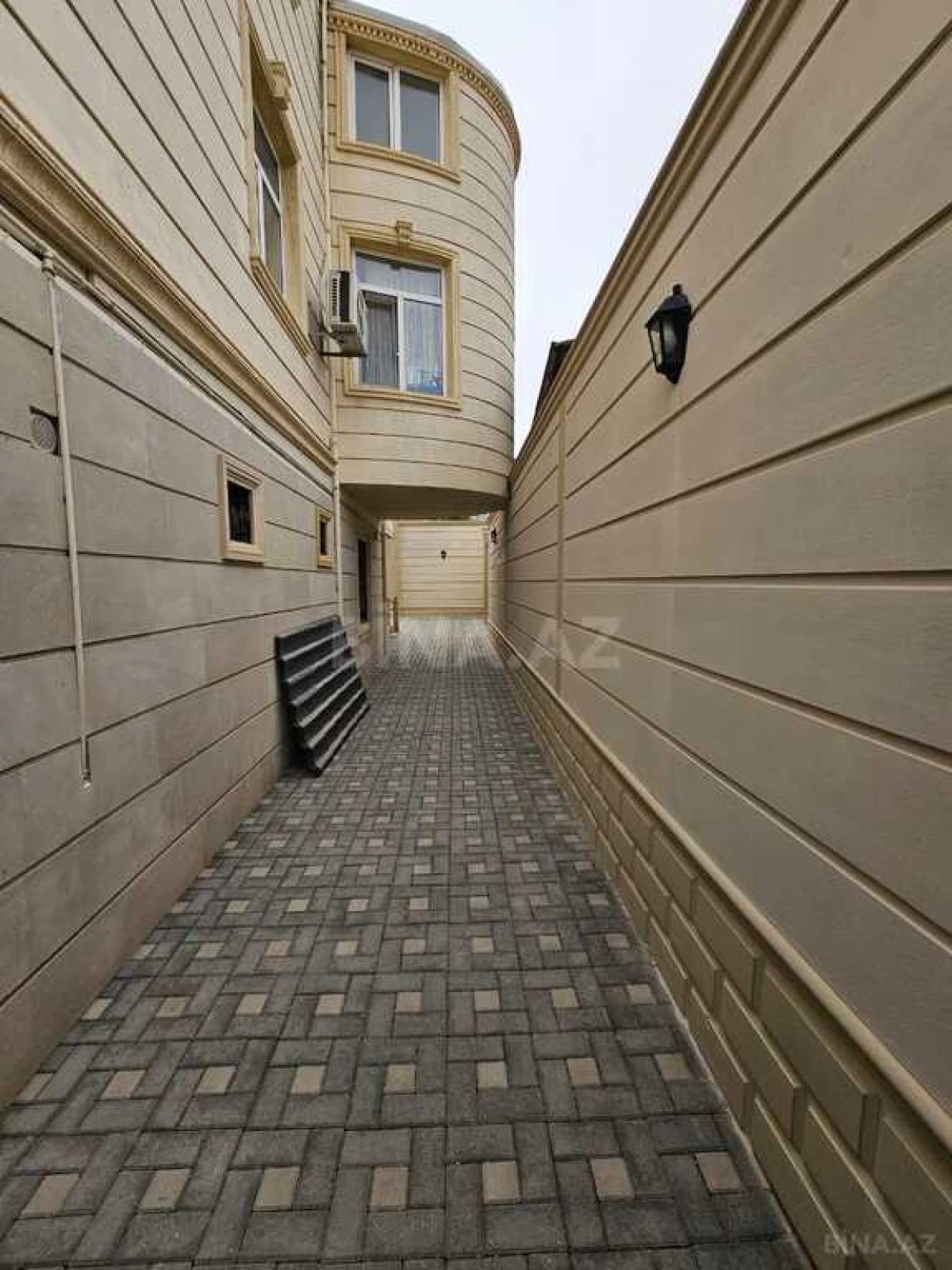 Satılır 9 otaqlı həyət evi 250 m²