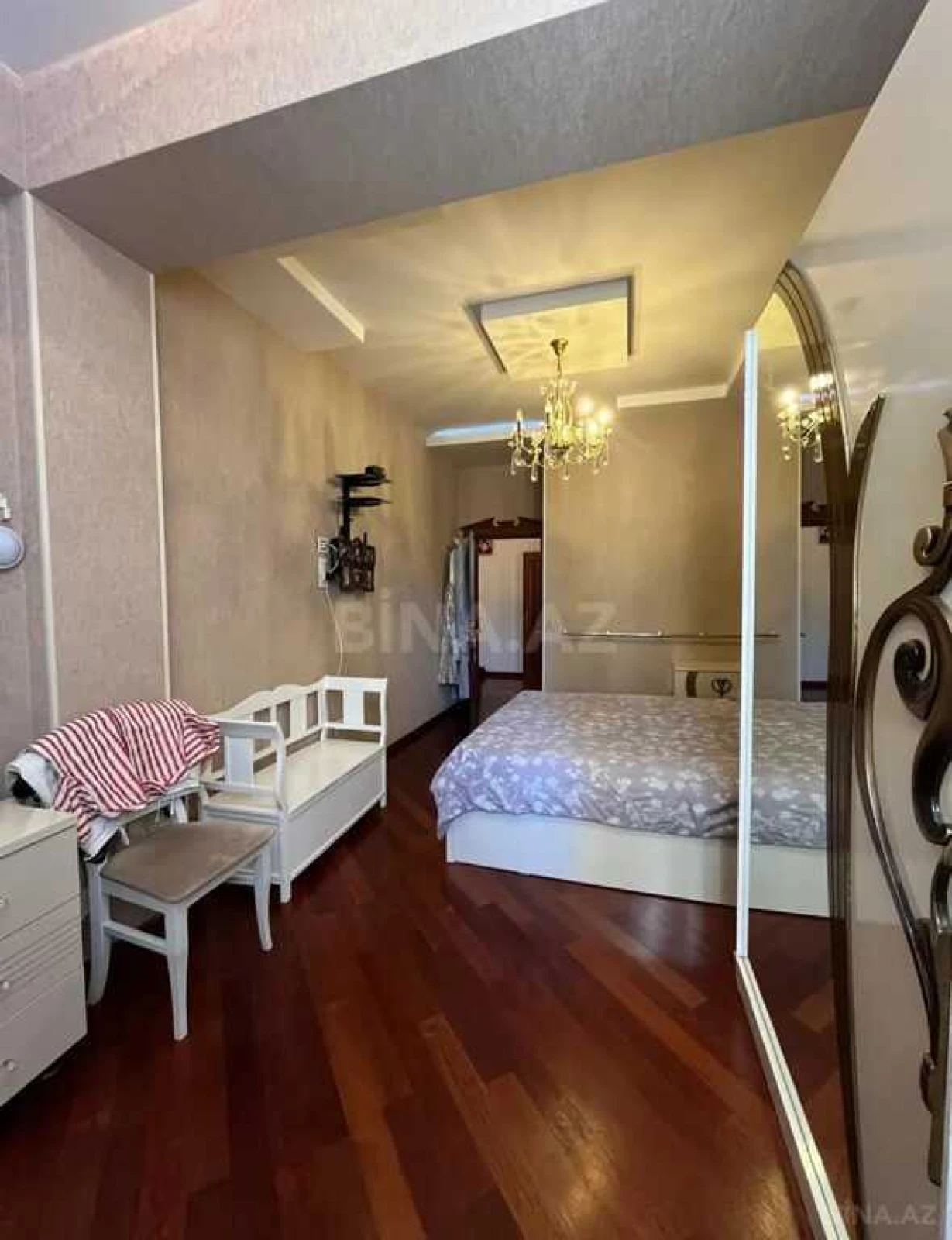 Satılır 3 otaqlı mənzil 121 m²