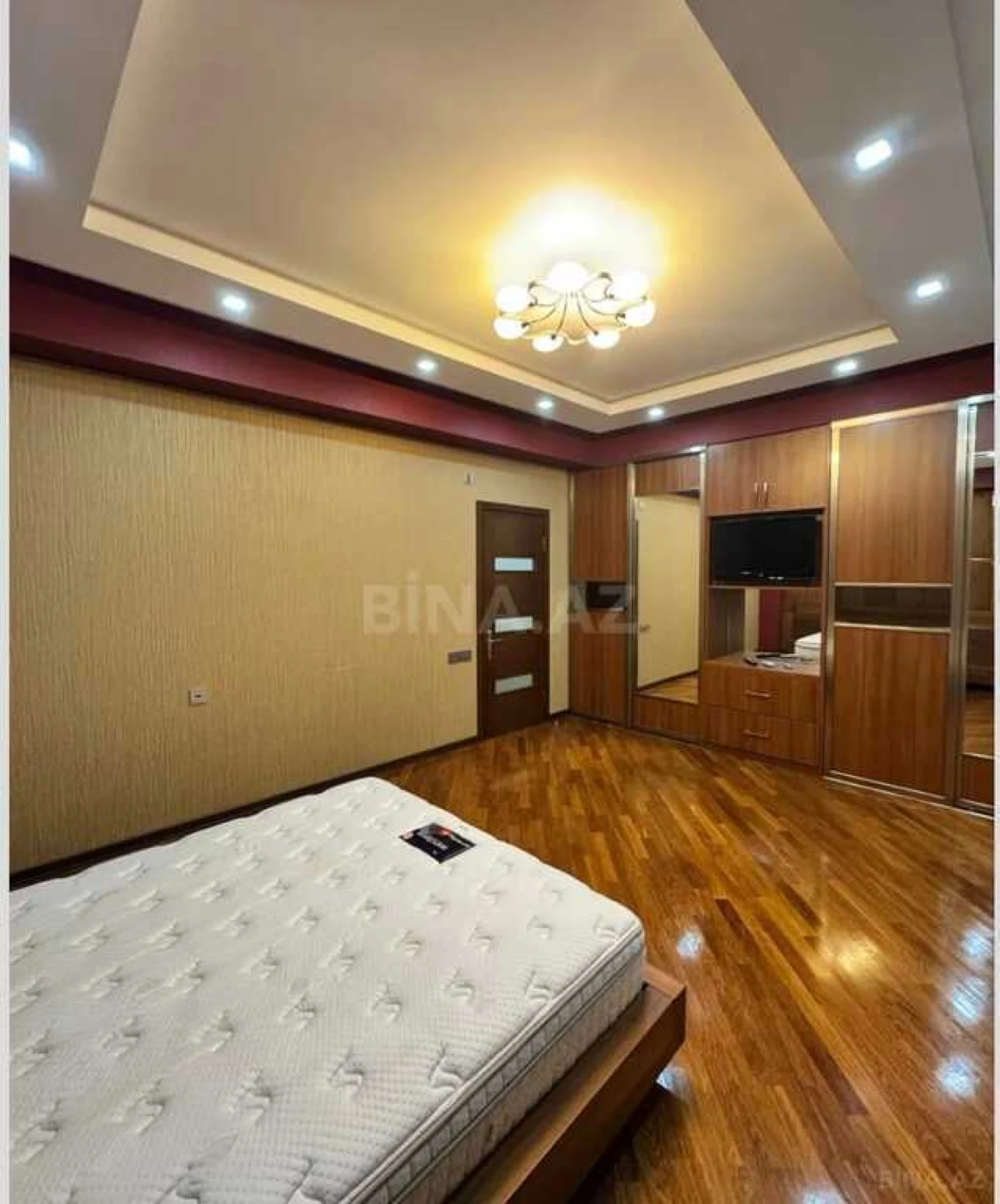 Satılır 3 otaqlı mənzil 121 m²