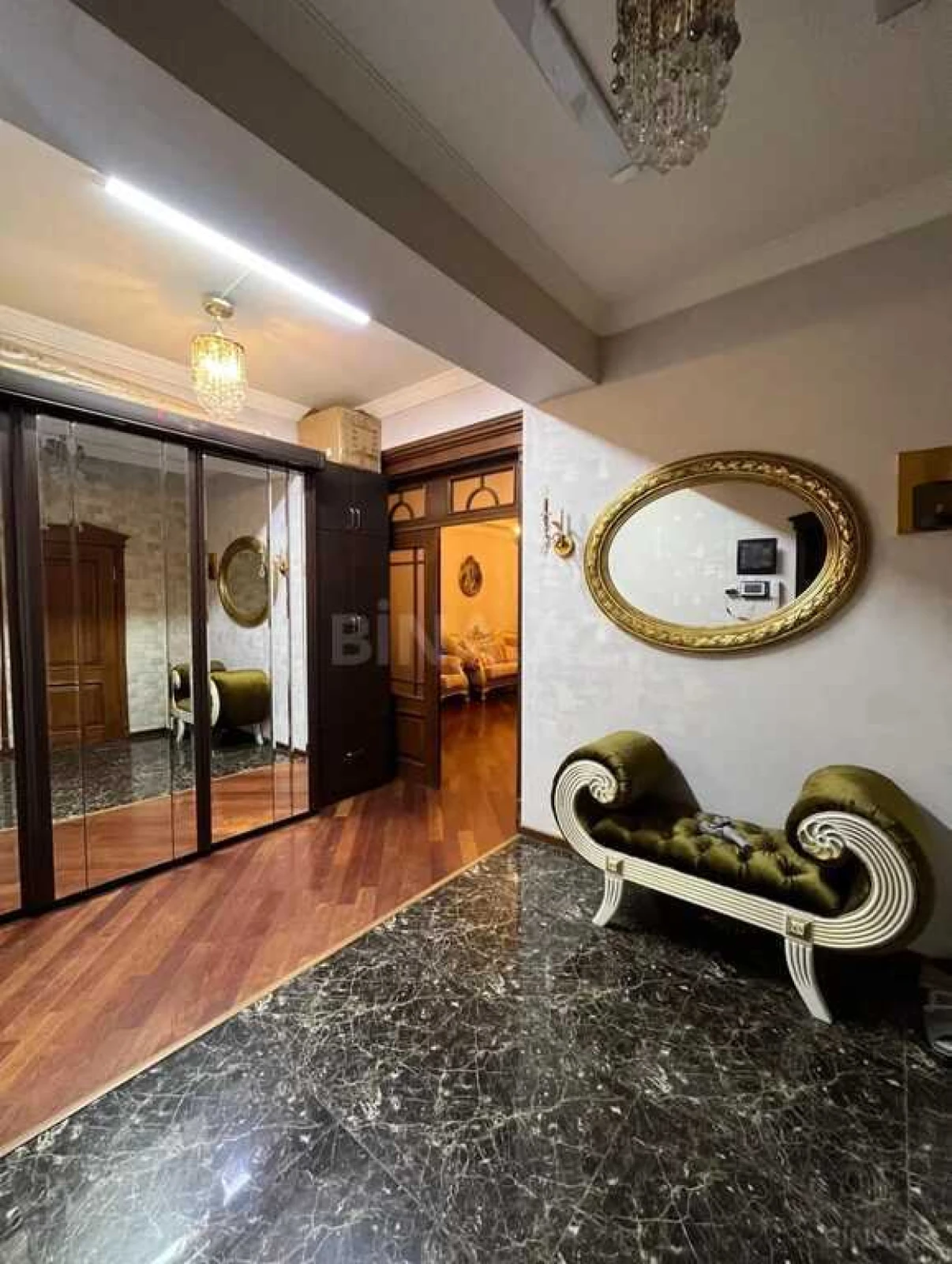 Satılır 3 otaqlı mənzil 121 m²