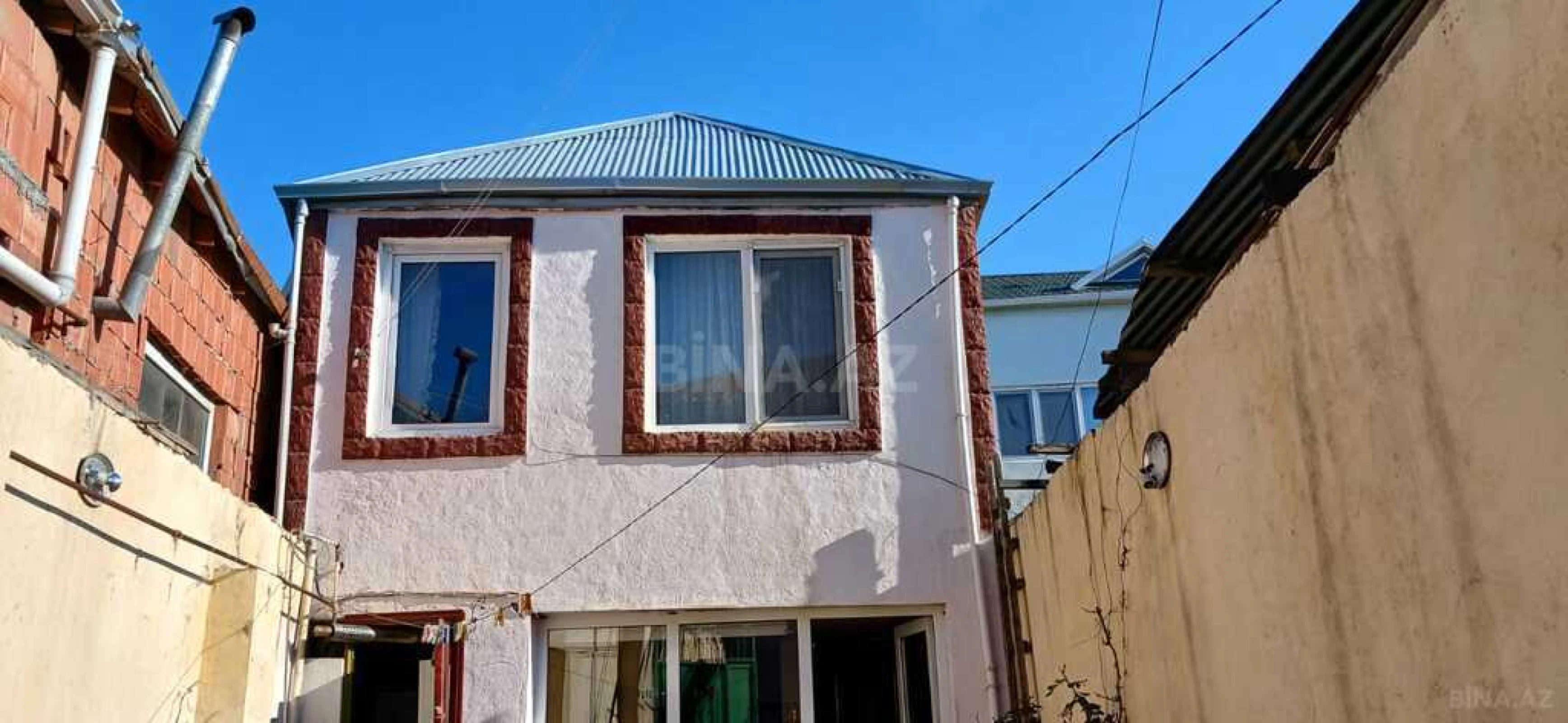 Satılır 5 otaqlı həyət evi 180 m²