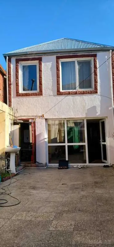 Satılır 5 otaqlı həyət evi 180 m²