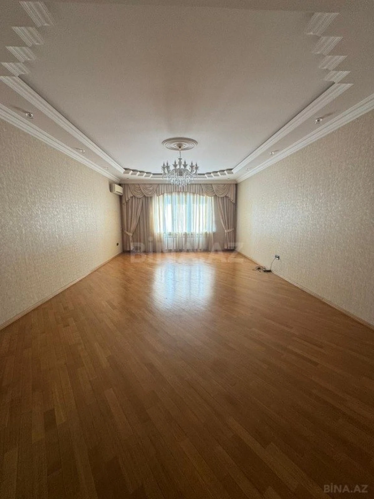Satılır 4 otaqlı mənzil 225 m²
