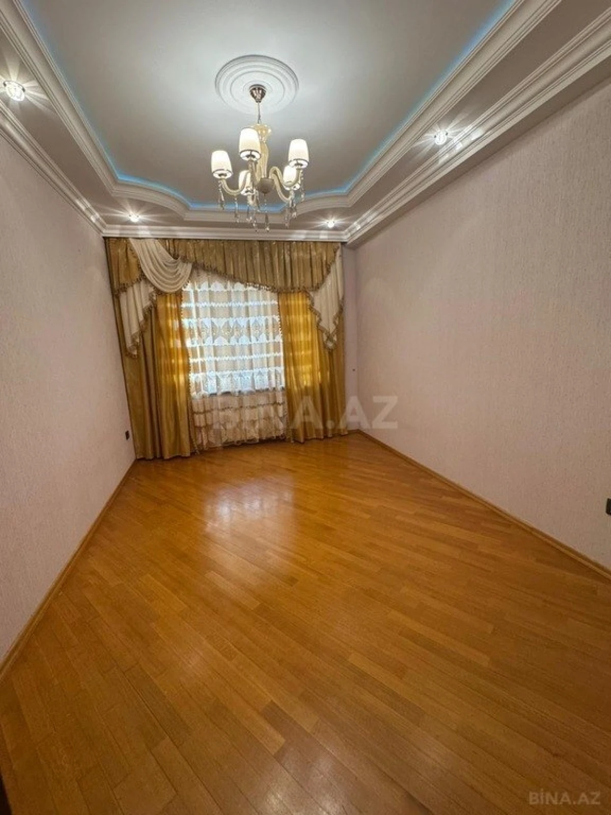 Satılır 4 otaqlı mənzil 225 m²