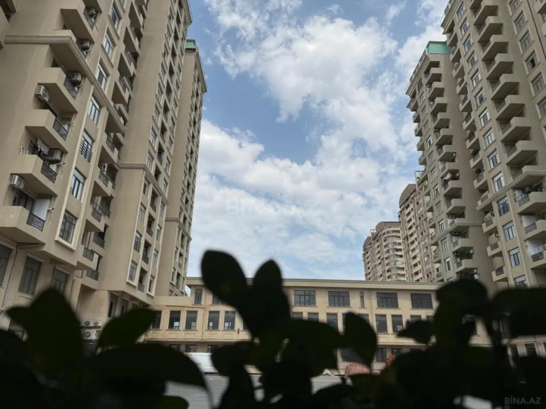 Satılır 4 otaqlı mənzil 175 m²