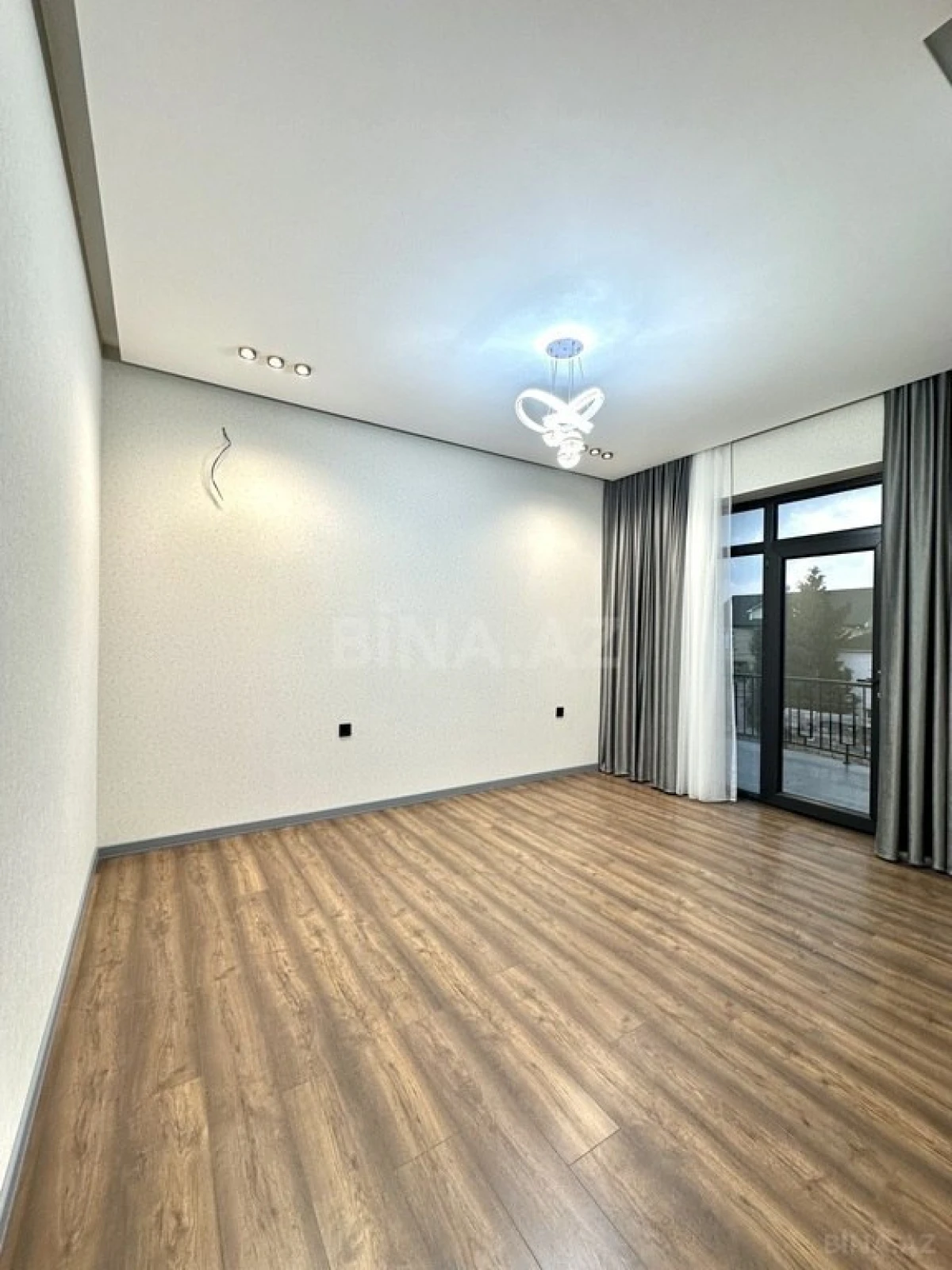 Satılır 5 otaqlı həyət evi 180 m²
