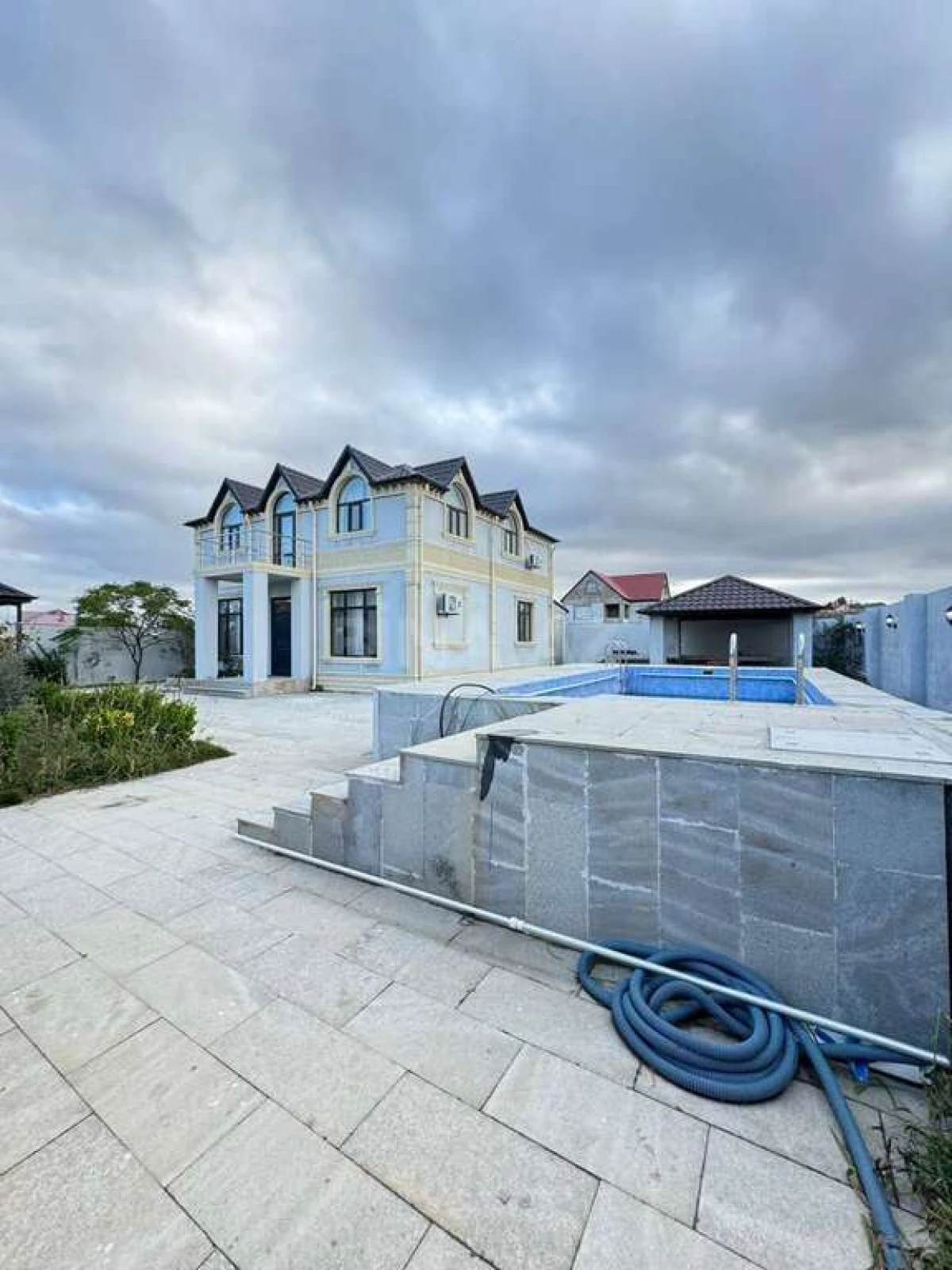 Satılır 5 otaqlı həyət evi 200 m²