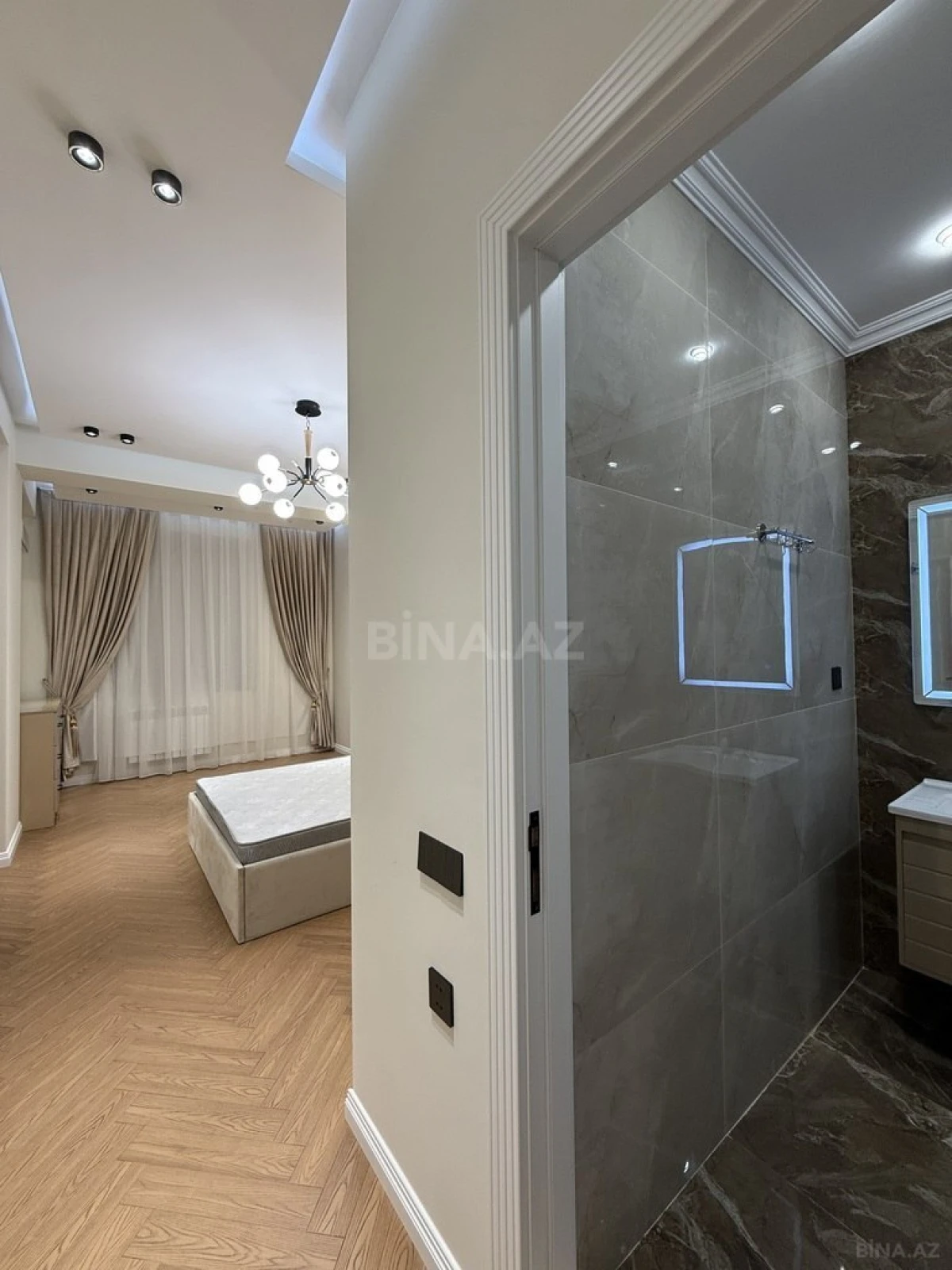 Satılır 3 otaqlı mənzil 132 m²