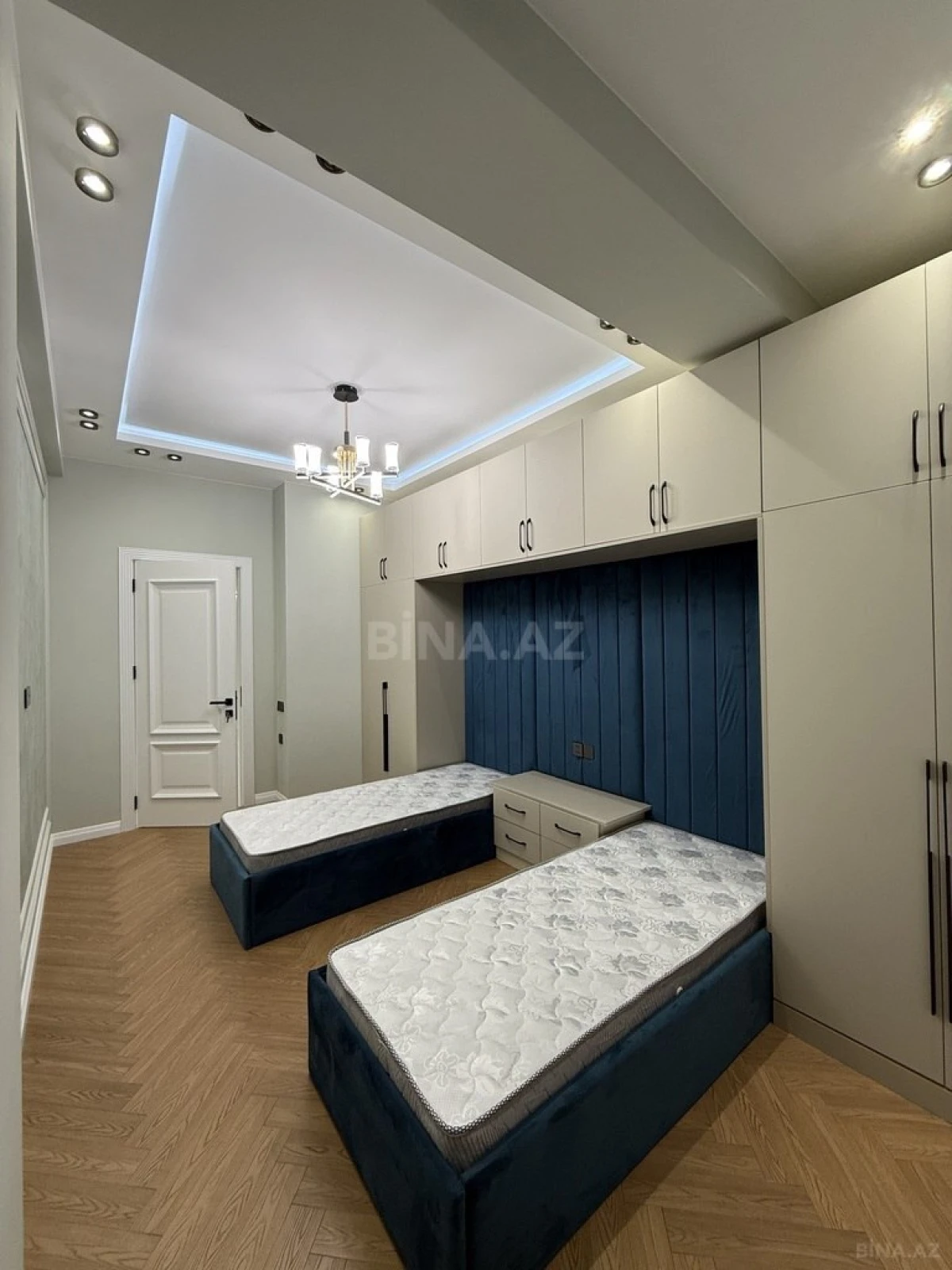 Satılır 3 otaqlı mənzil 132 m²