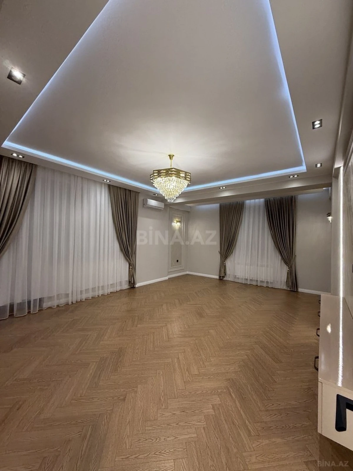 Satılır 3 otaqlı mənzil 132 m²