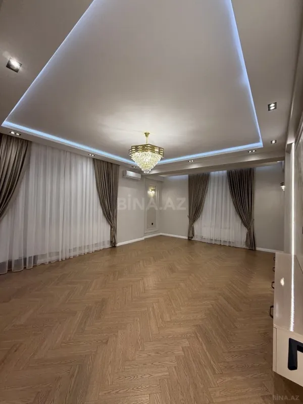 Satılır 3 otaqlı mənzil 132 m²