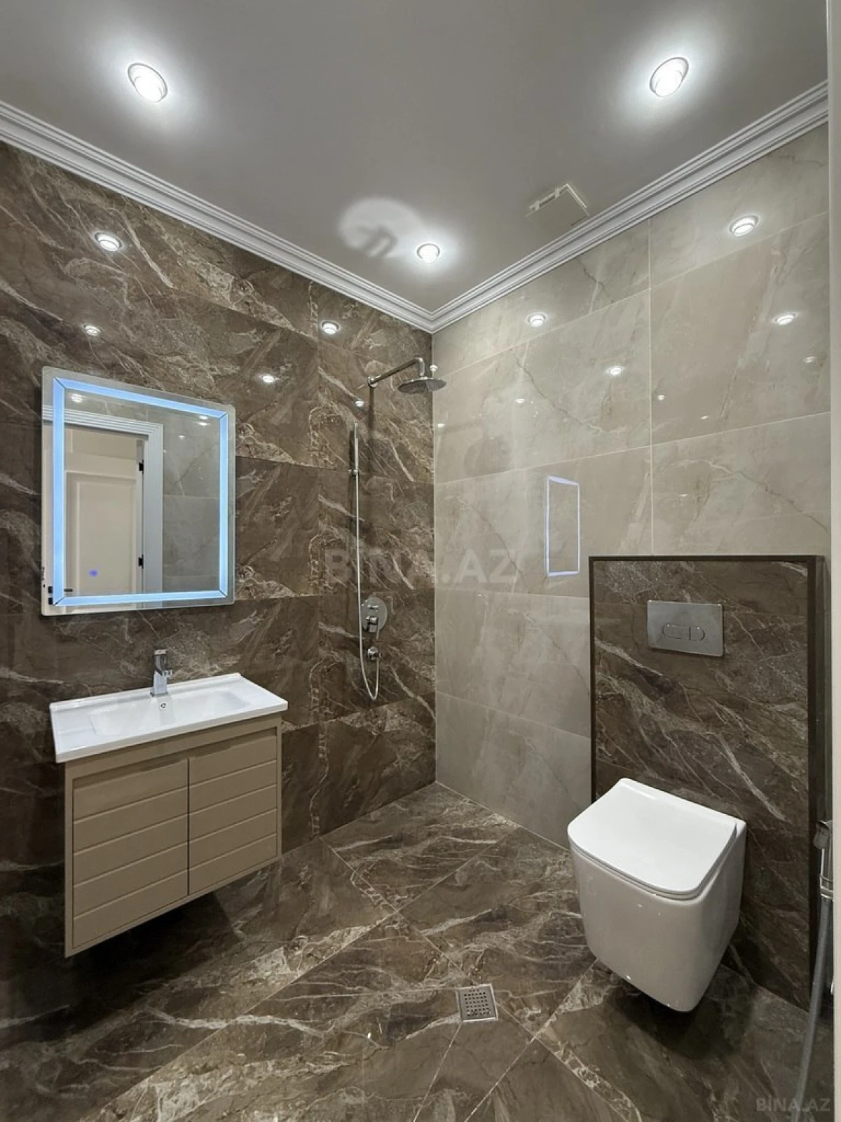 Satılır 3 otaqlı mənzil 132 m²