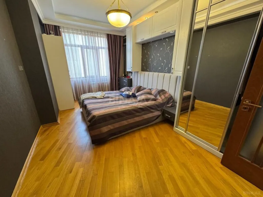 Satılır 4 otaqlı mənzil 125 m²
