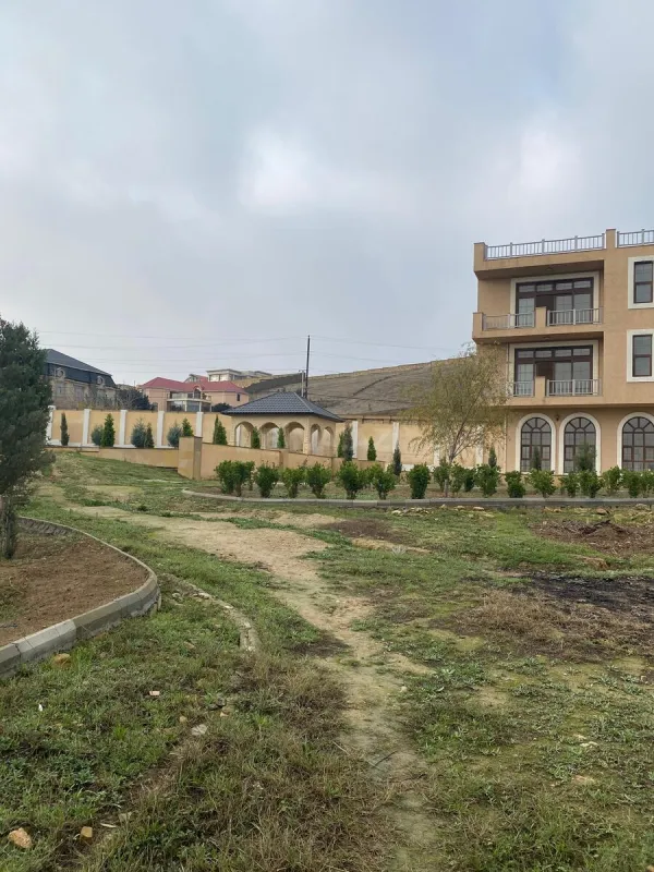 Satılır 8 otaqlı həyət evi 1100 m²