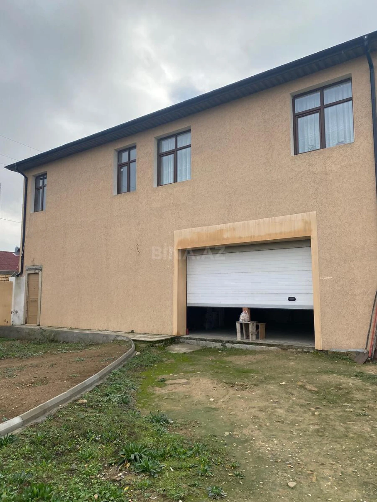 Satılır 8 otaqlı həyət evi 1100 m²
