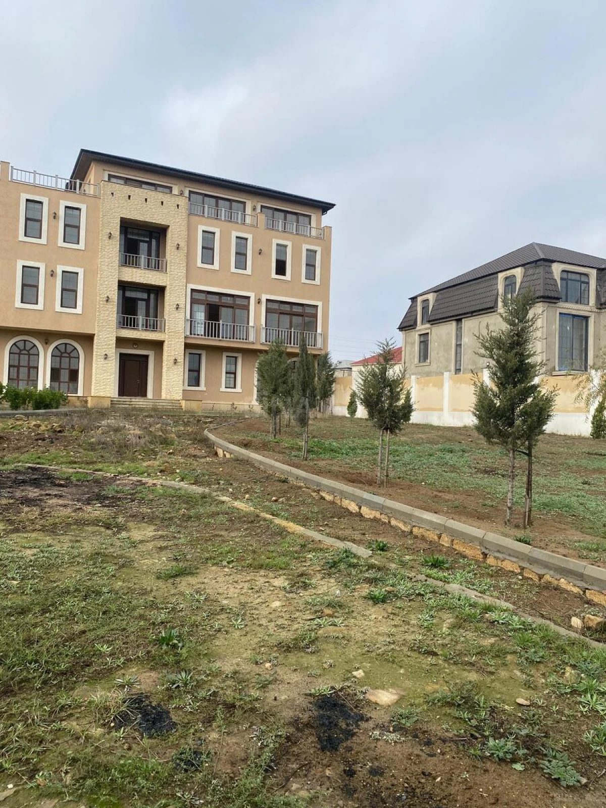 Satılır 8 otaqlı həyət evi 1100 m²