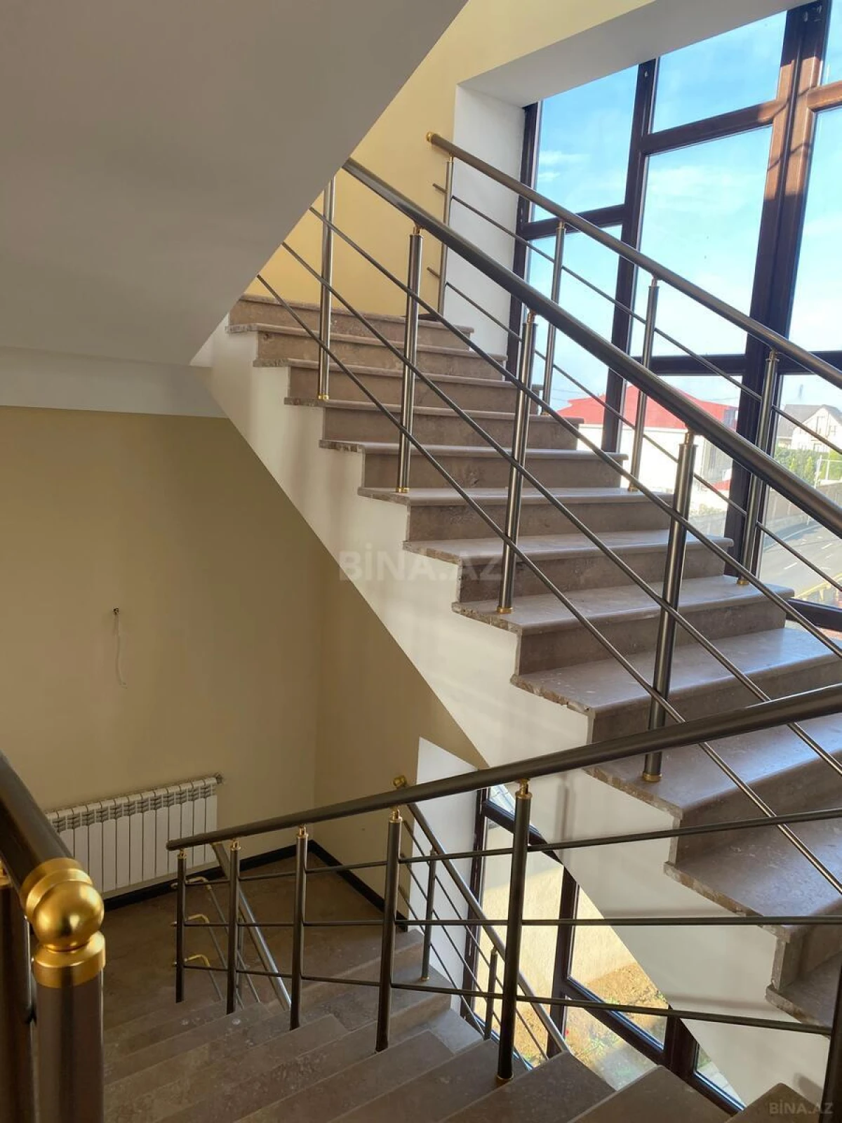 Satılır 8 otaqlı həyət evi 1100 m²