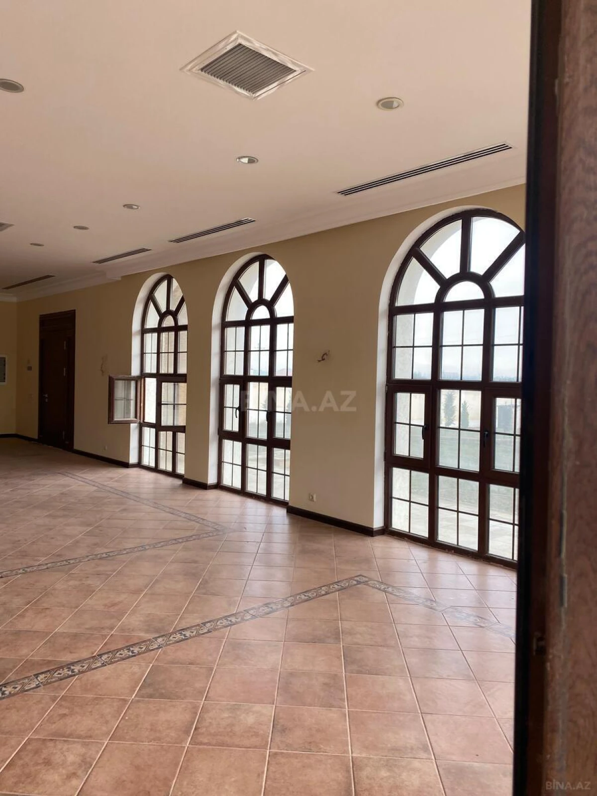 Satılır 8 otaqlı həyət evi 1100 m²