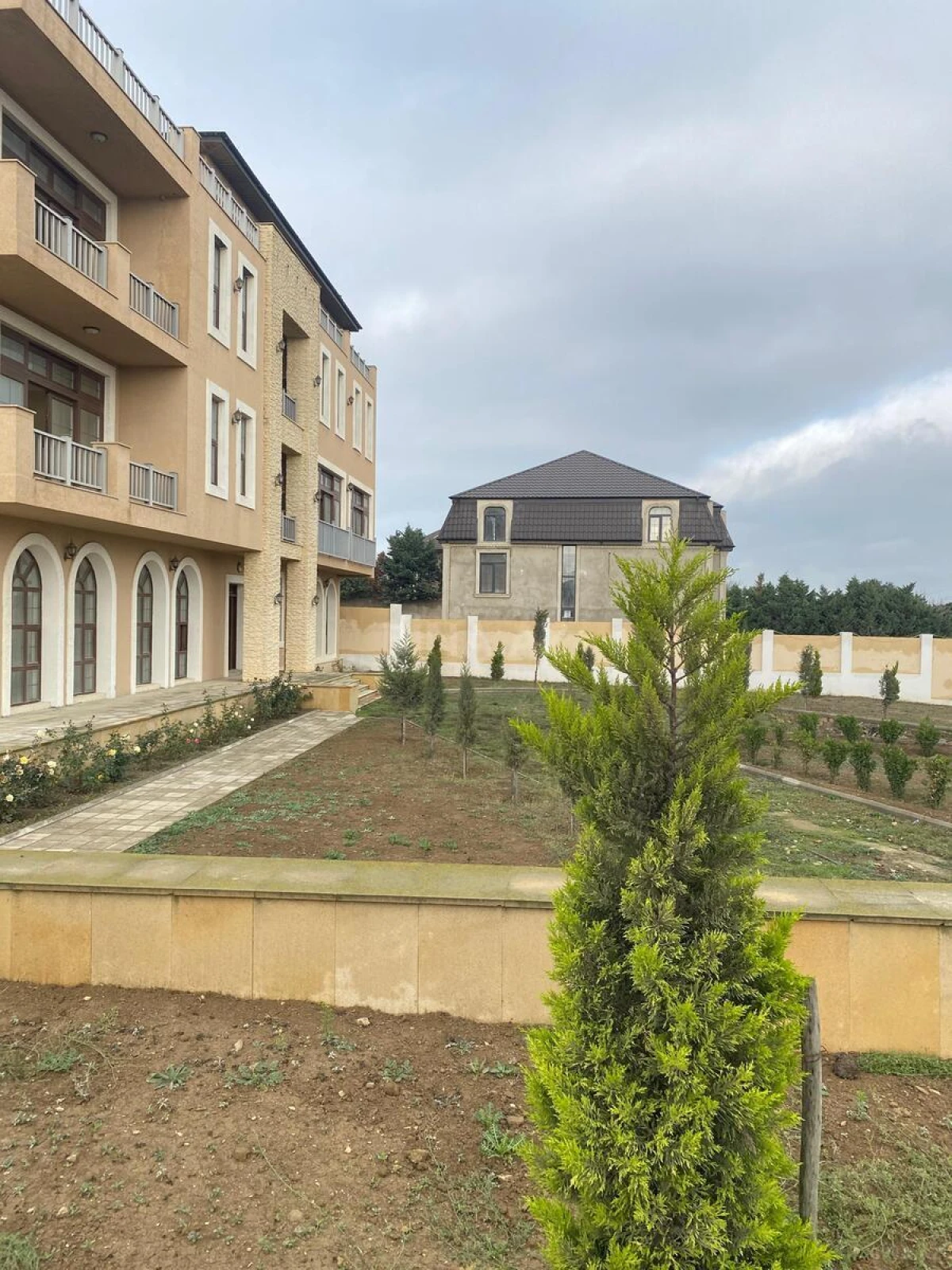 Satılır 8 otaqlı həyət evi 1100 m²