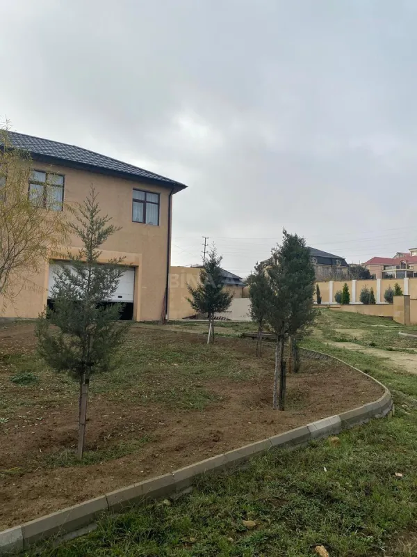 Satılır 8 otaqlı həyət evi 1100 m²