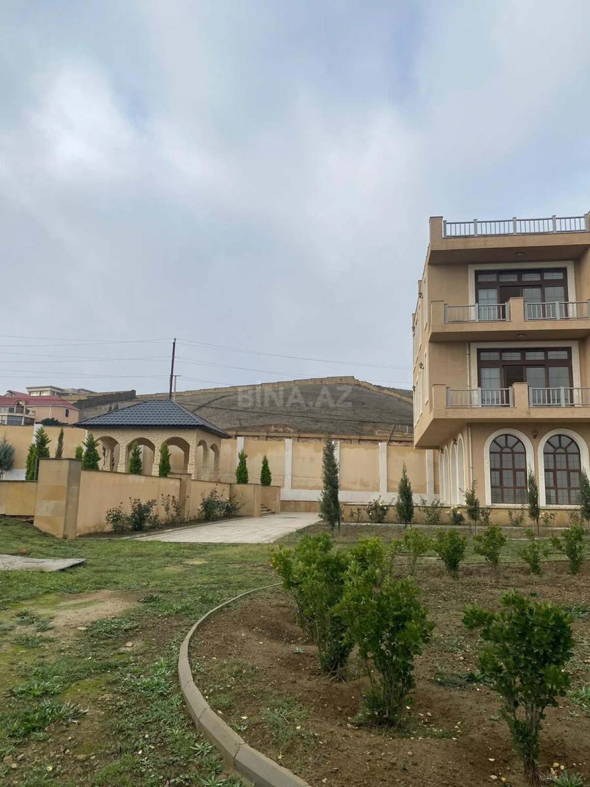 Satılır 8 otaqlı həyət evi 1100 m²