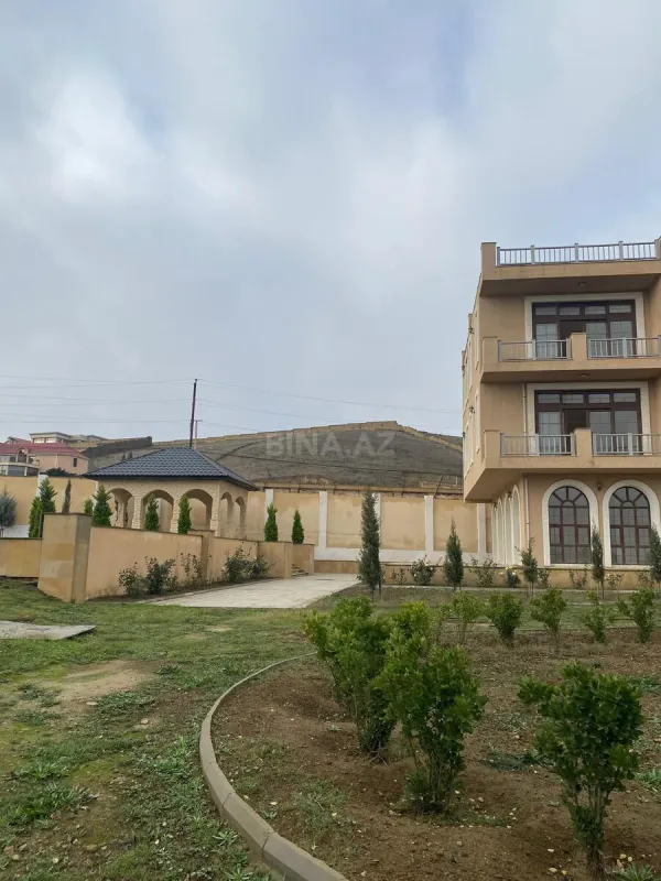 Satılır 8 otaqlı həyət evi 1100 m²
