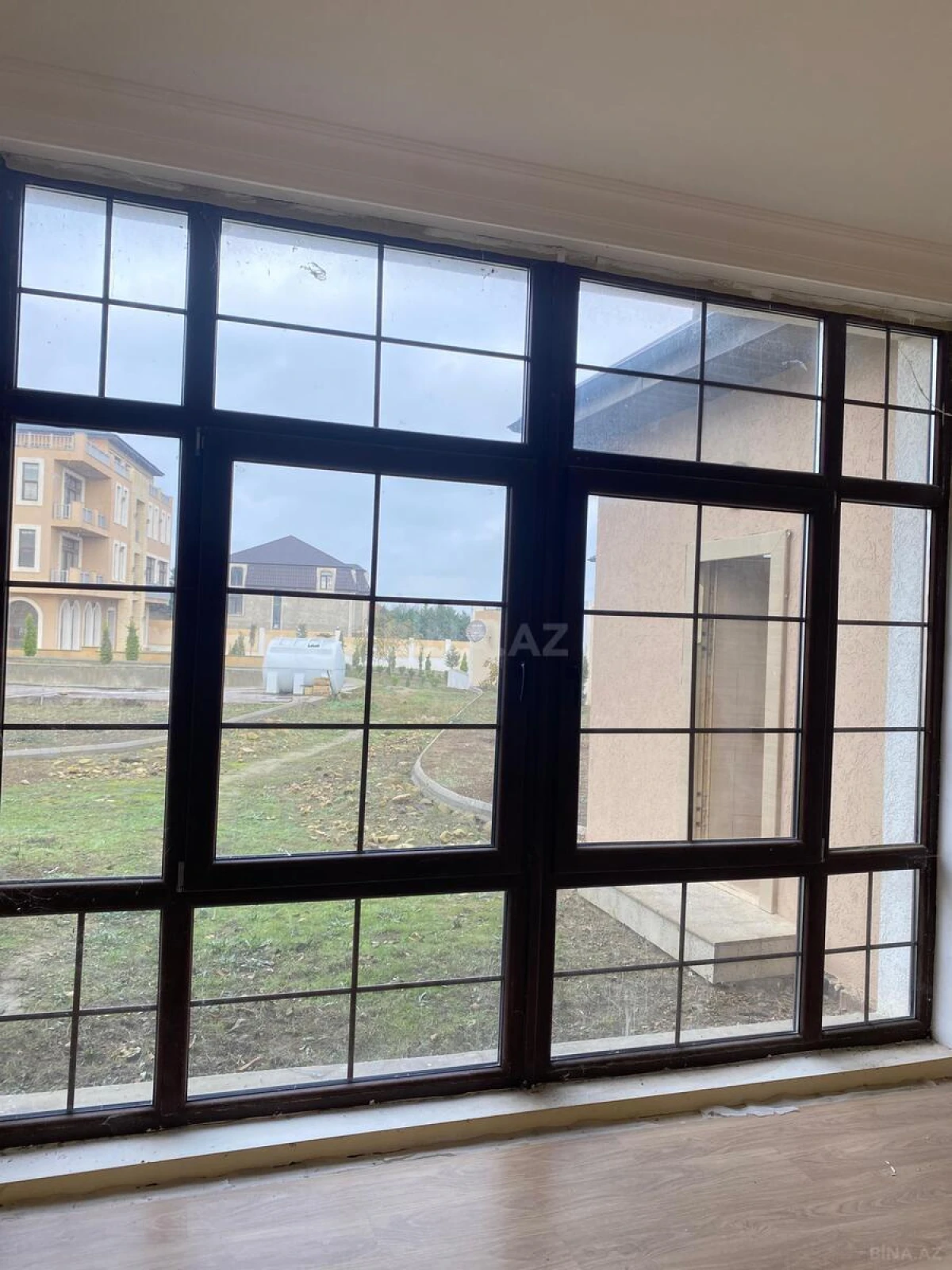 Satılır 8 otaqlı həyət evi 1100 m²