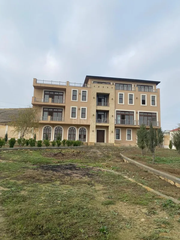 Satılır 8 otaqlı həyət evi 1100 m²