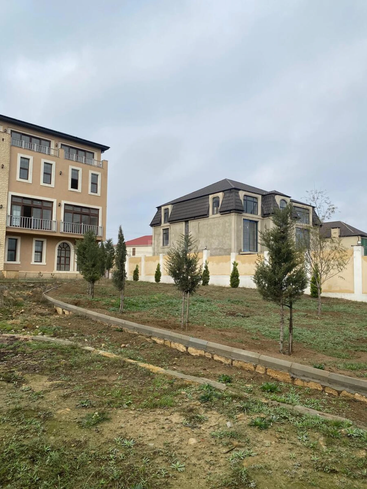 Satılır 8 otaqlı həyət evi 1100 m²