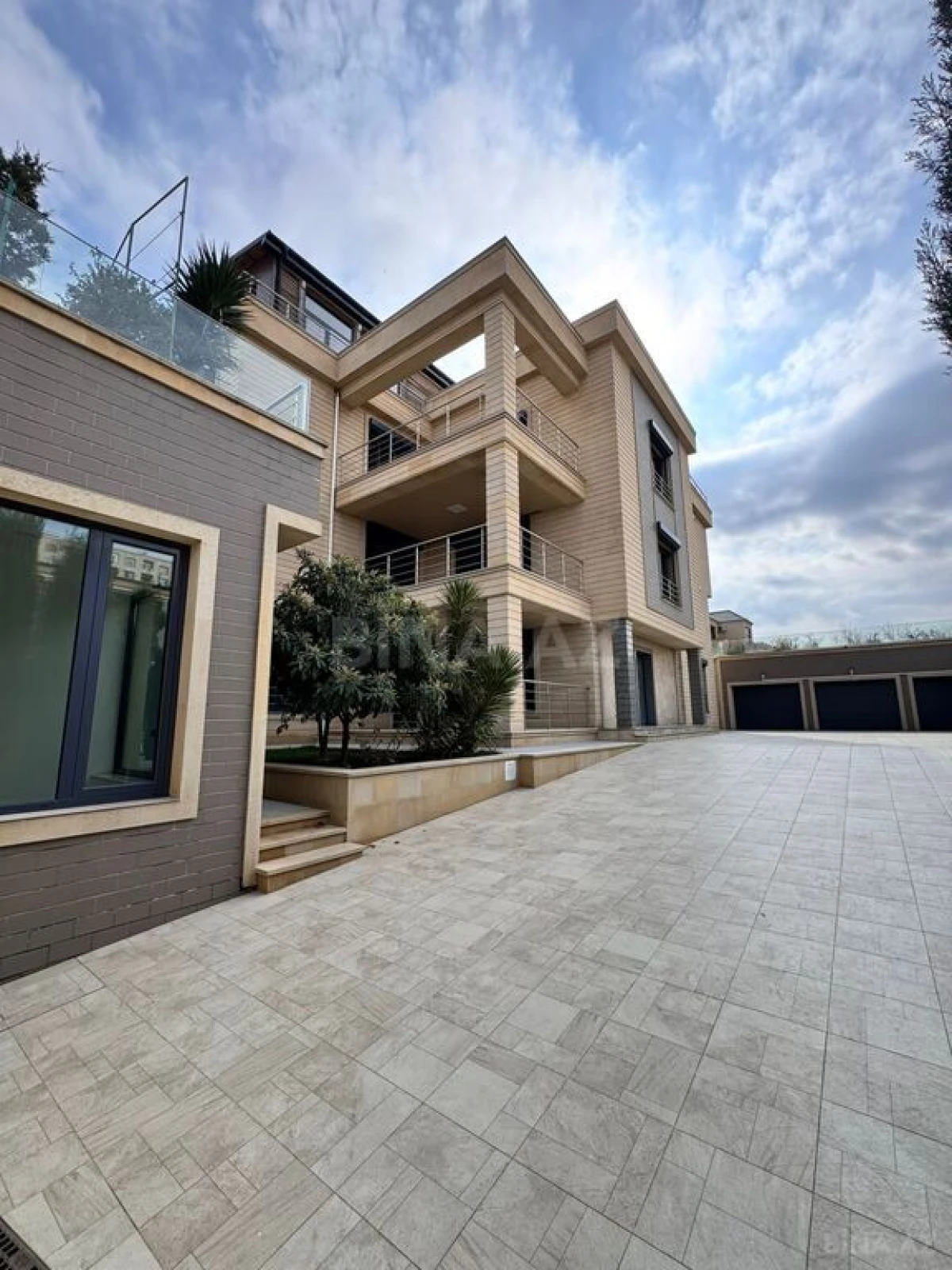 Satılır 11 otaqlı həyət evi 1400 m²
