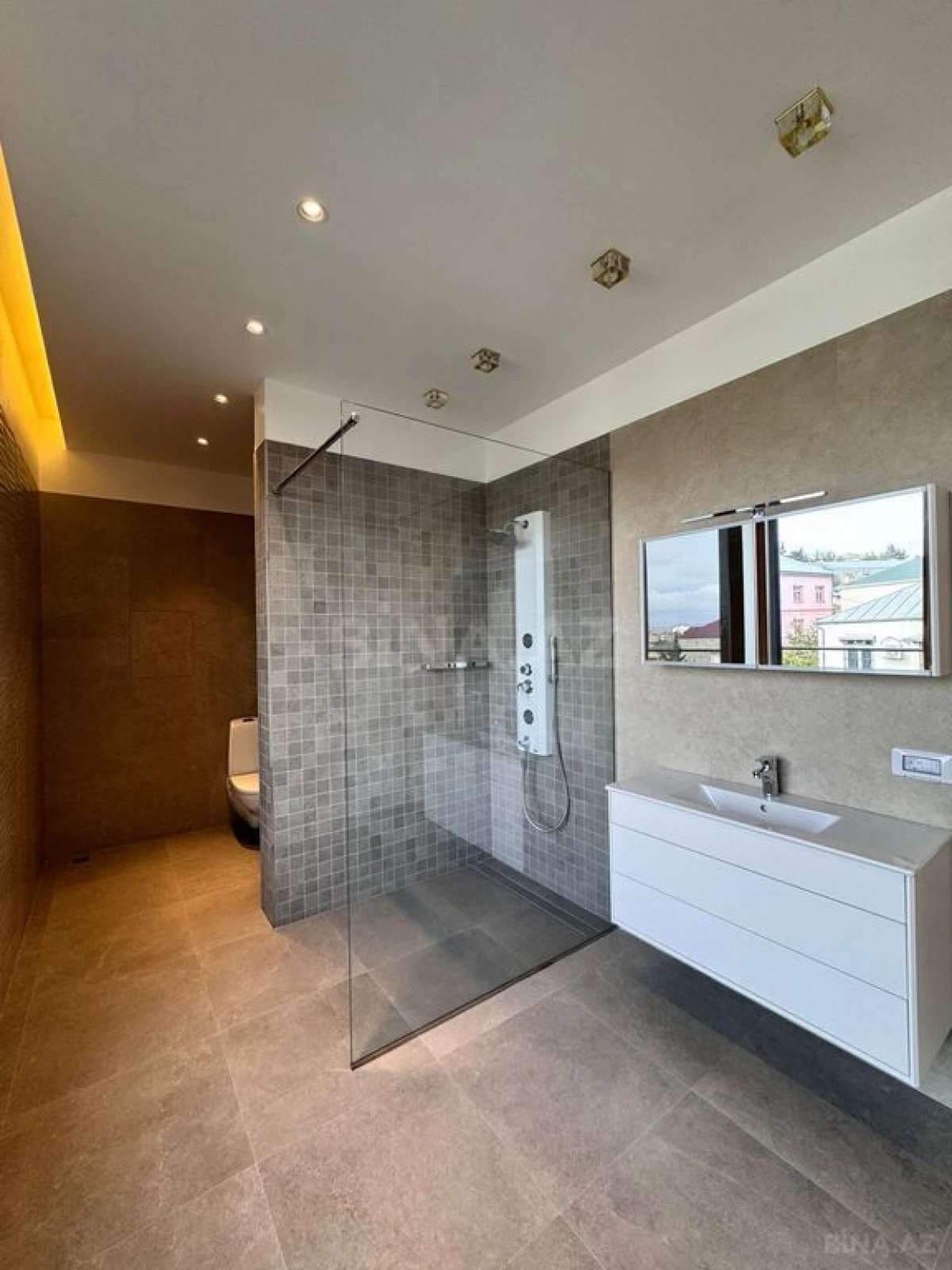 Satılır 11 otaqlı həyət evi 1400 m²