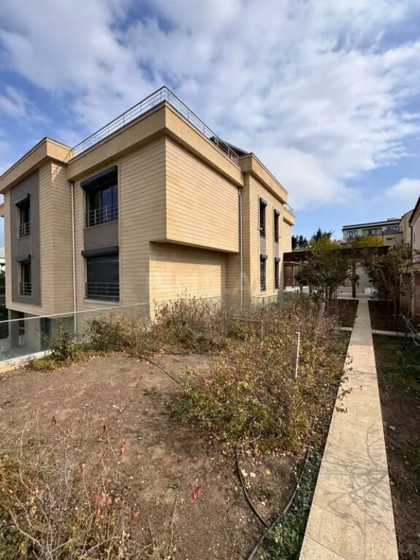 Satılır 11 otaqlı həyət evi 1400 m²
