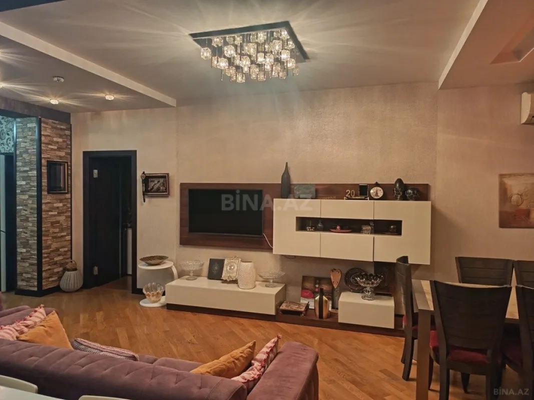 Satılır 3 otaqlı mənzil 135 m²