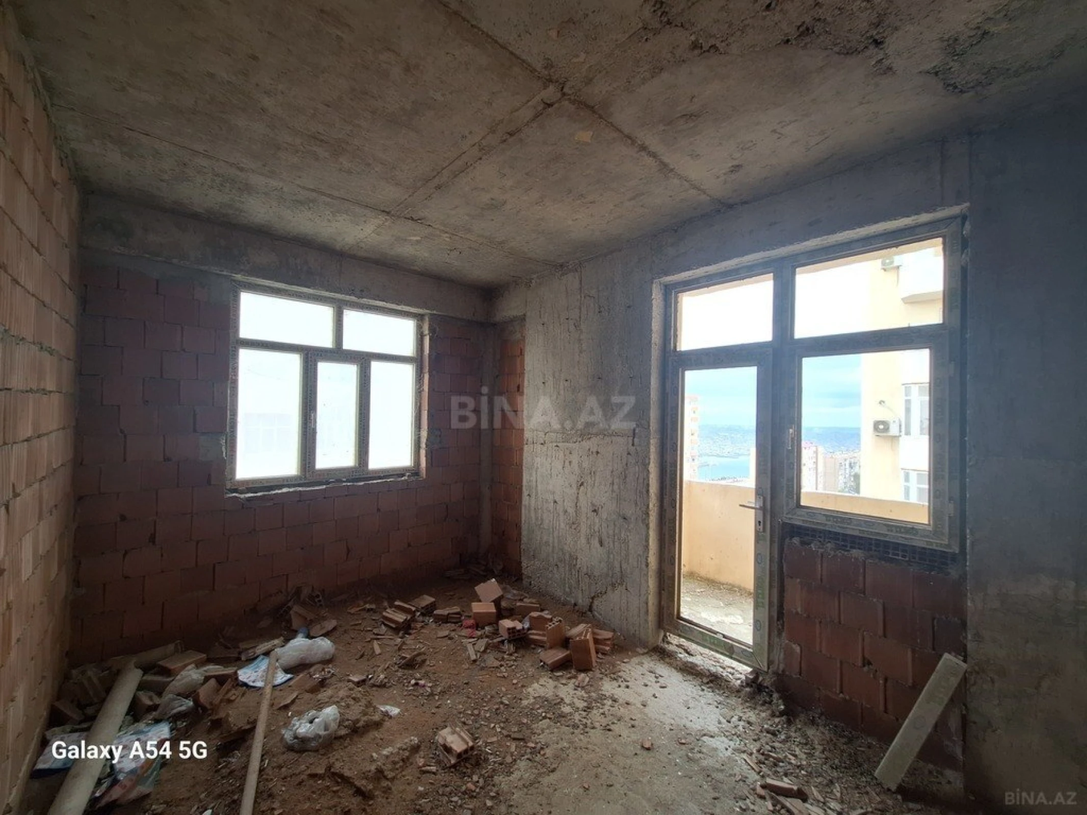 Satılır 3 otaqlı mənzil 102 m²